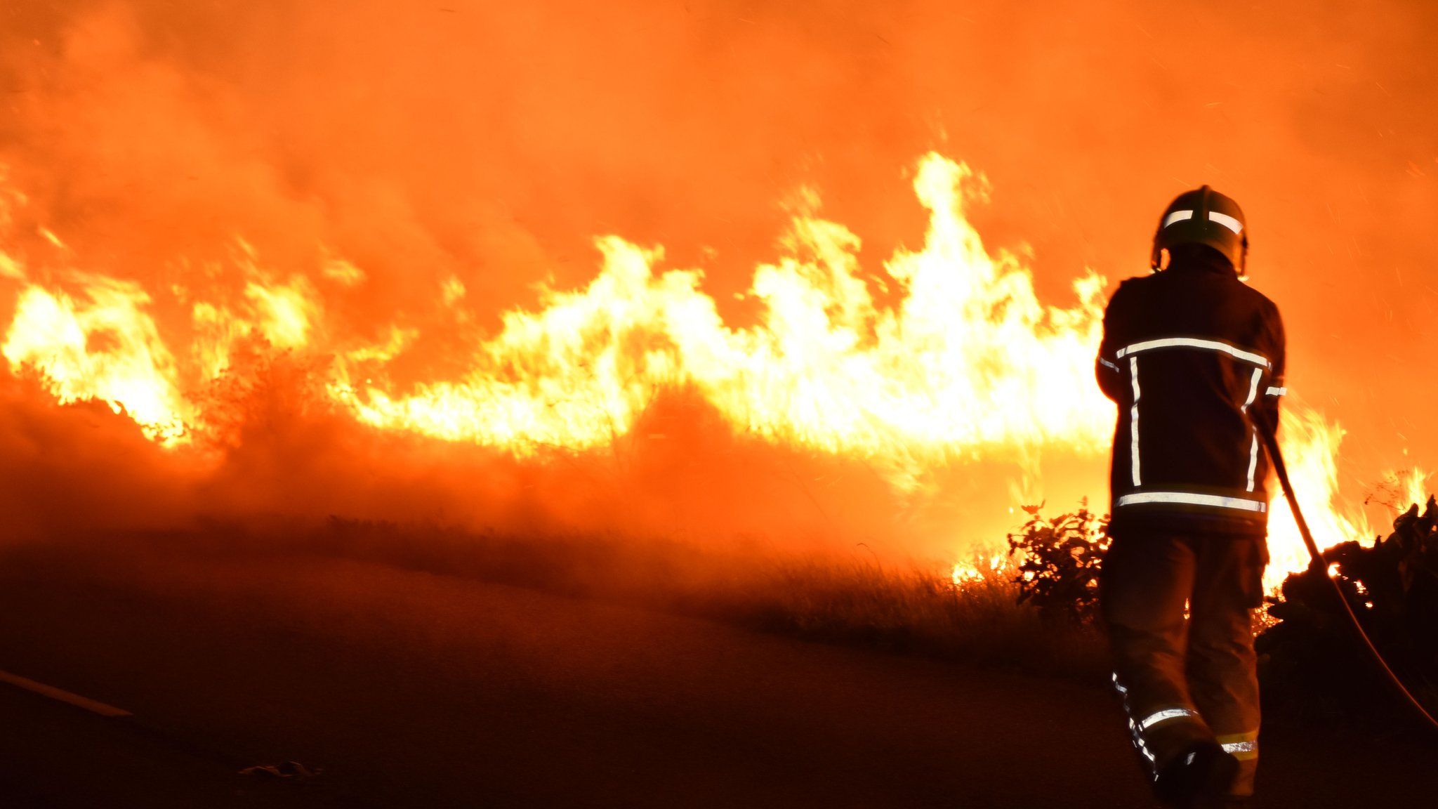 Пожарный тушит пожар в Понтефракте в августе 2022 года.
