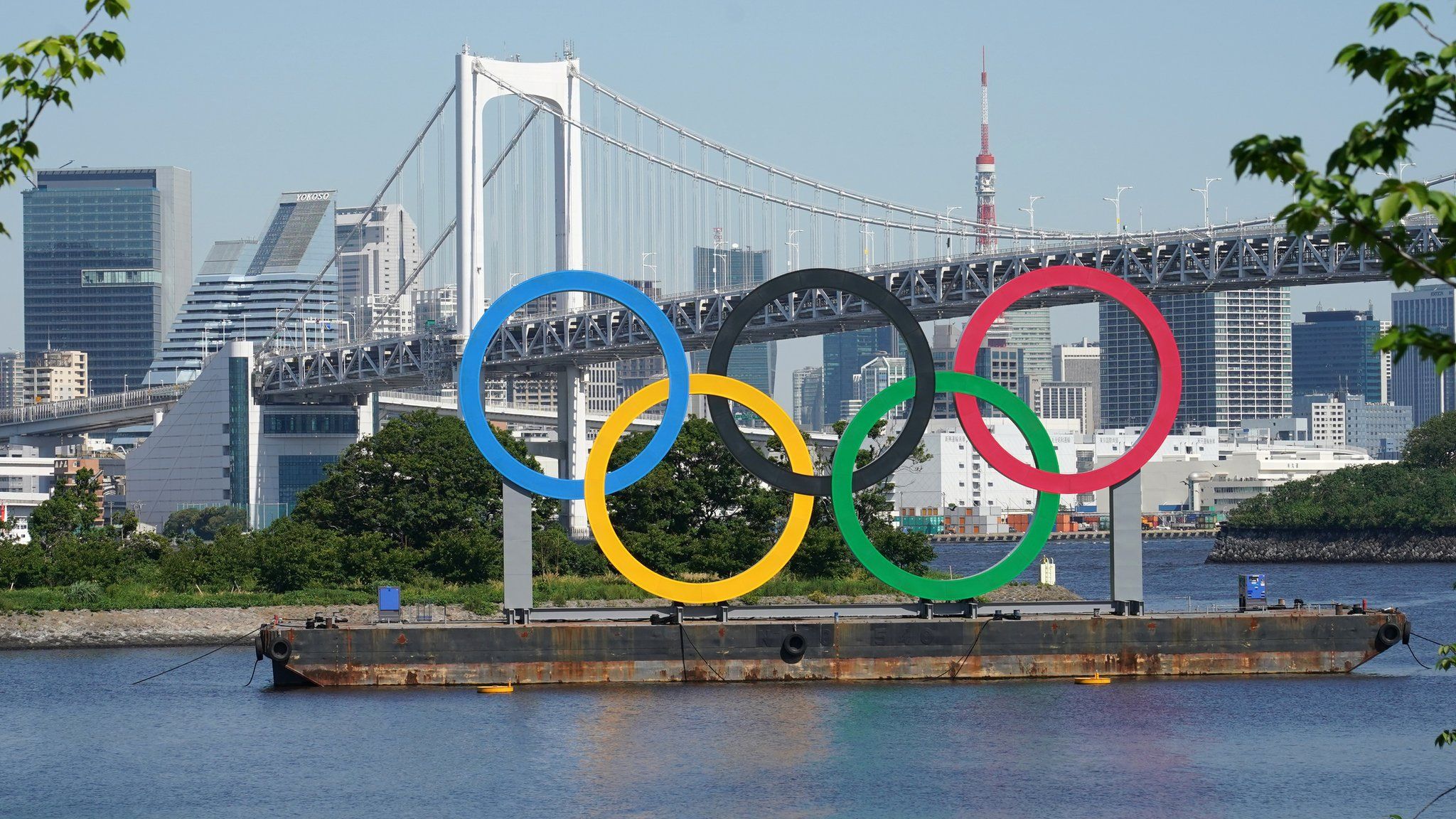 Picture of the Olympic rings on a boat in a Tokyo river