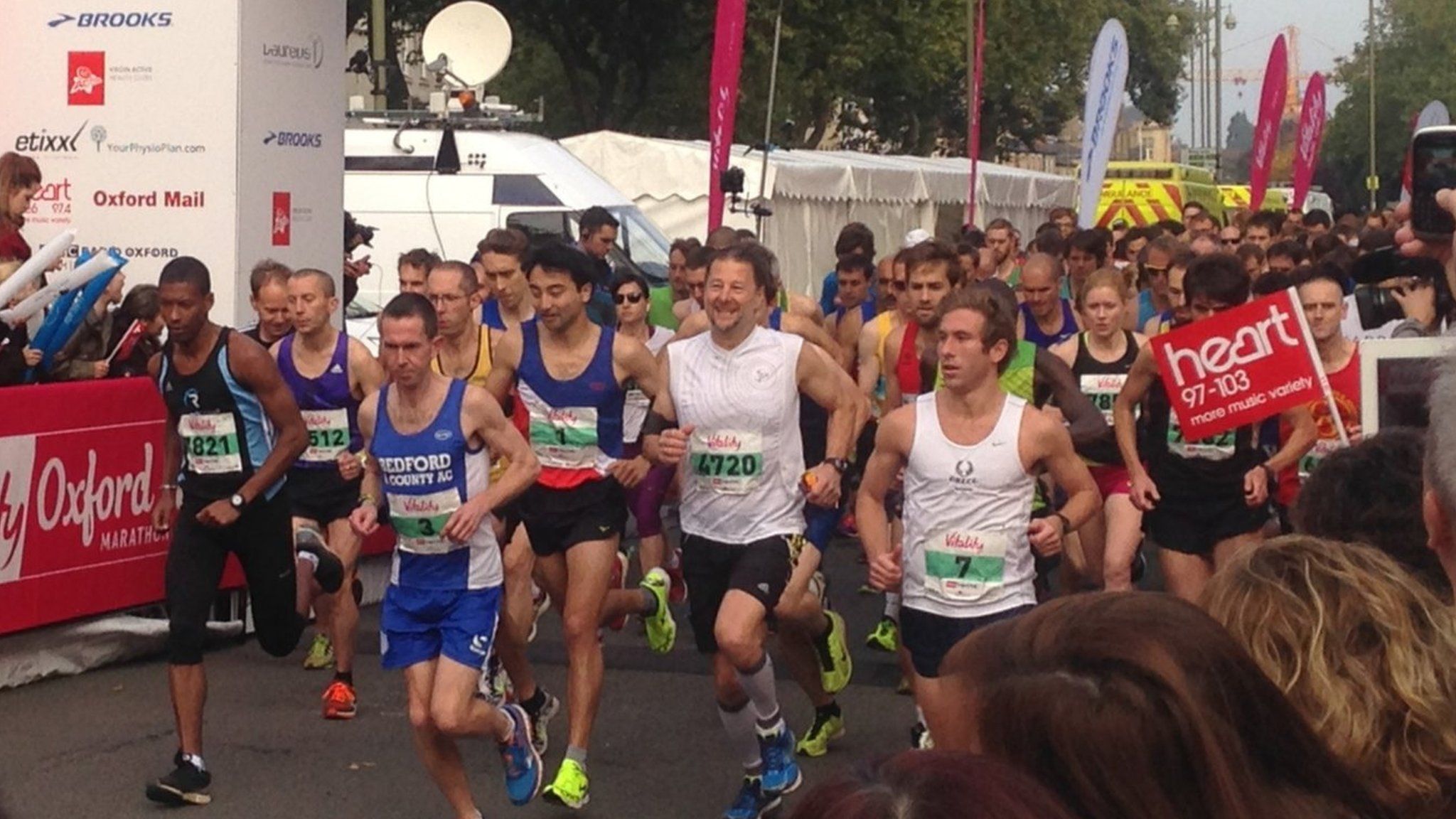 Oxford Half Marathon: Record numbers of competitors take part - BBC News