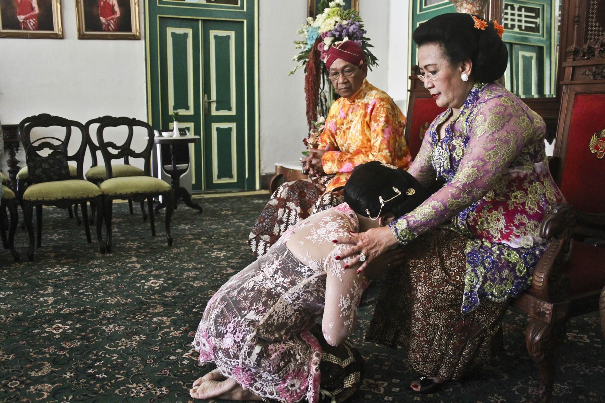 Princess Haryu showing respect to her mother and father.