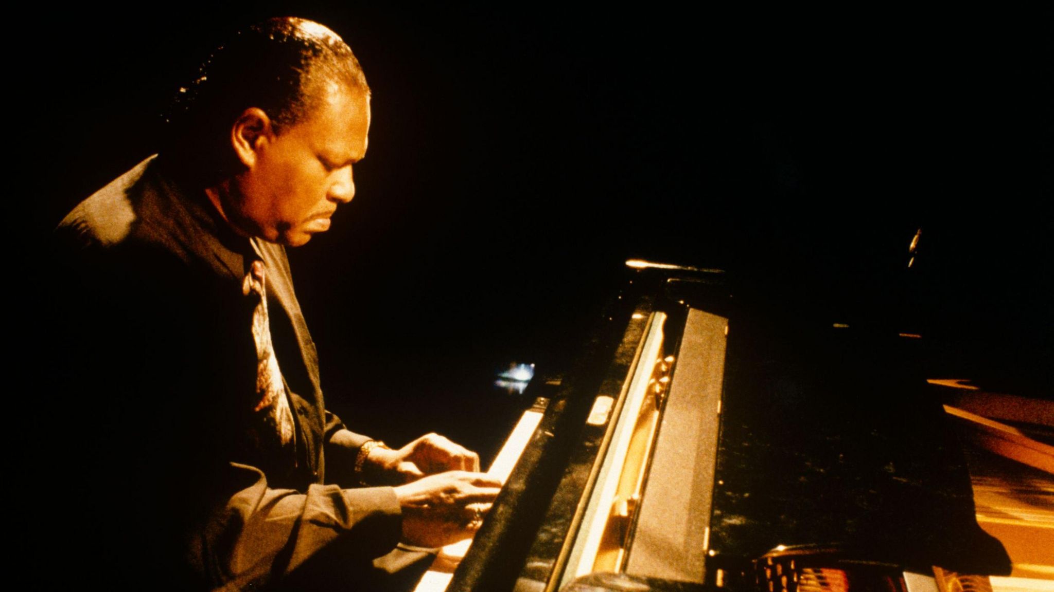 McCoy Tyner wrth y piano