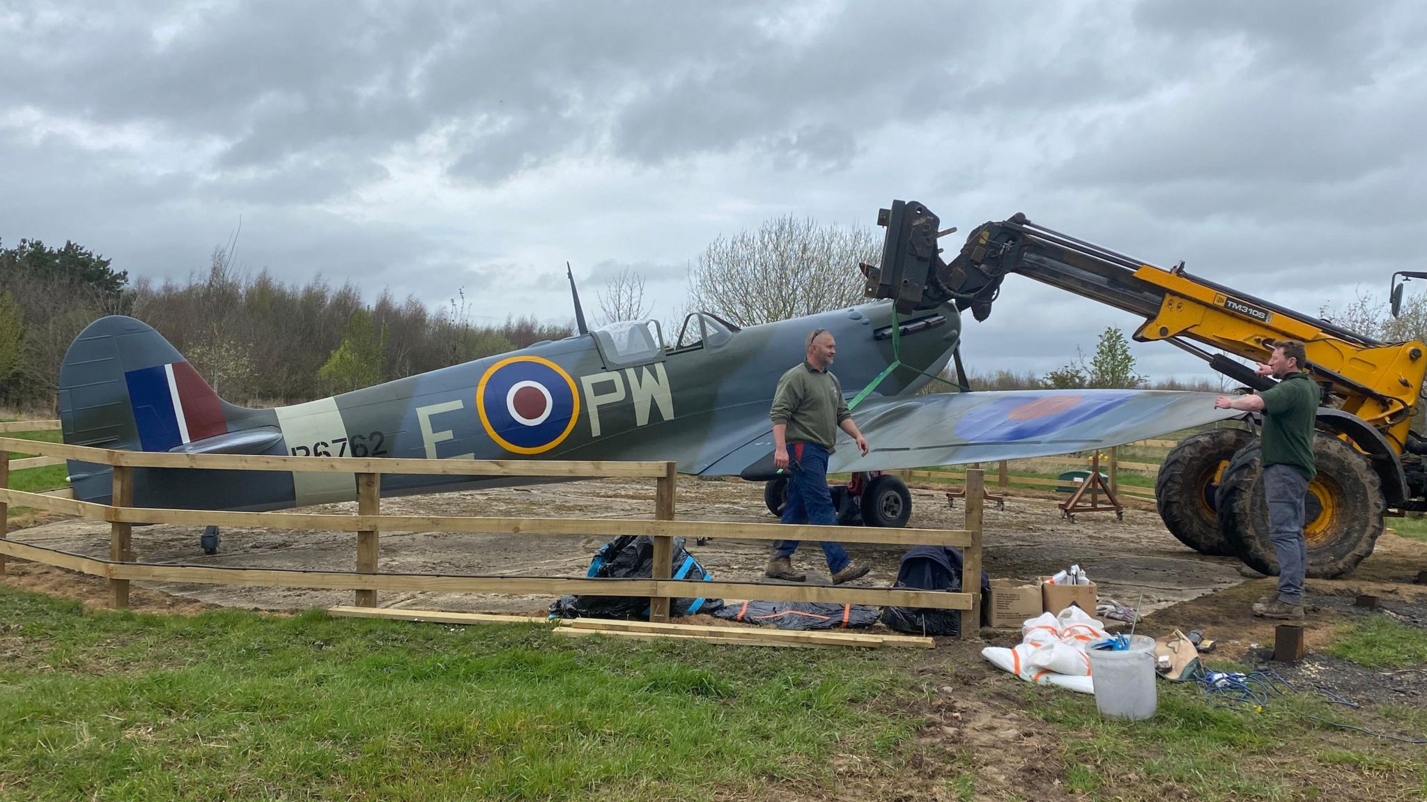 Replica Spitfire unveiled at Northumberland airfield - BBC News