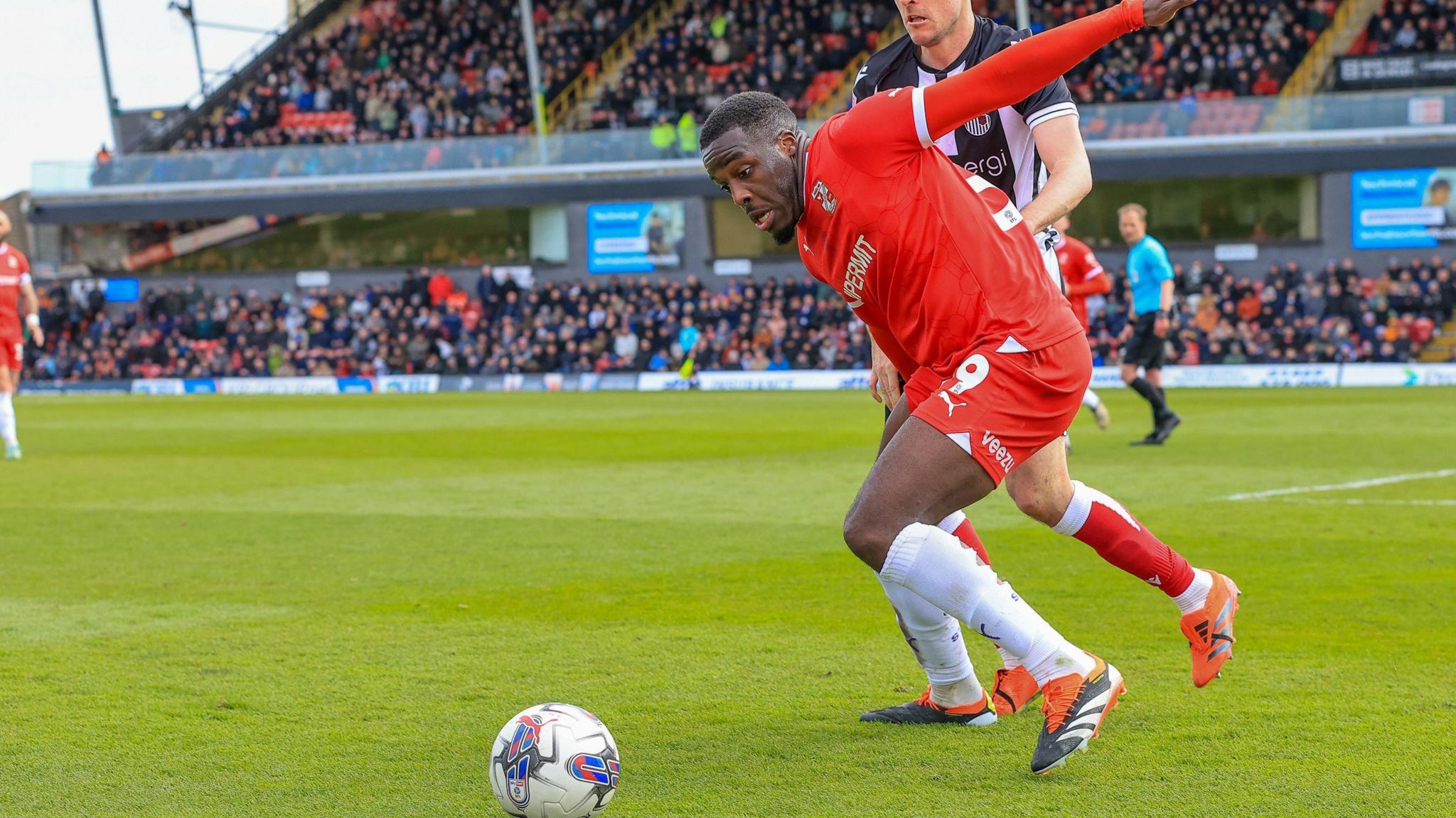 Swindon Town: Nnamdi Ofoborh signs new one-year contract - BBC Sport