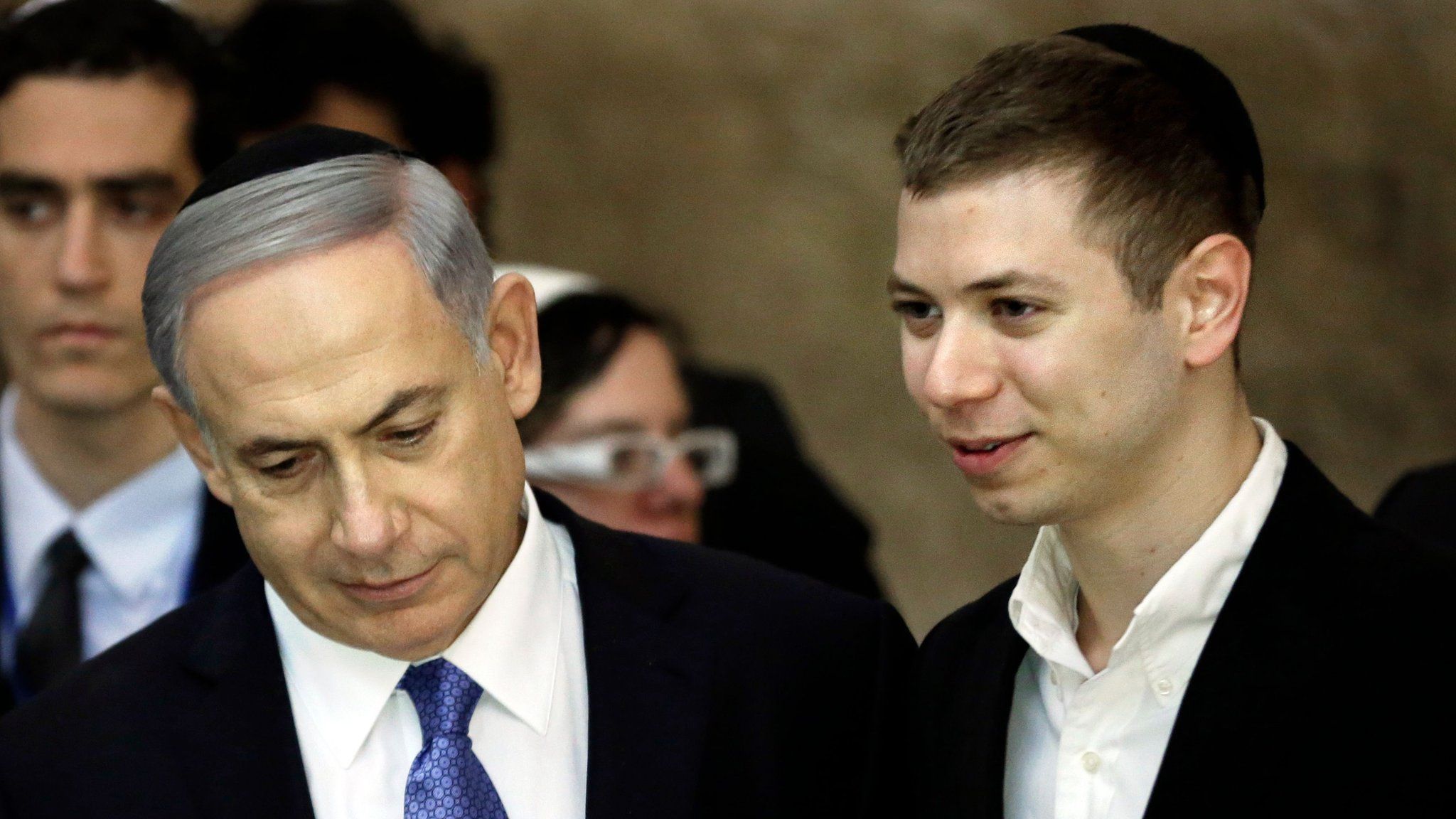 File photo shows Israeli Prime Minister Benjamin Netanyahu (L) and his son Yair visiting the Western Wall in Jerusalem (18 March 2015)