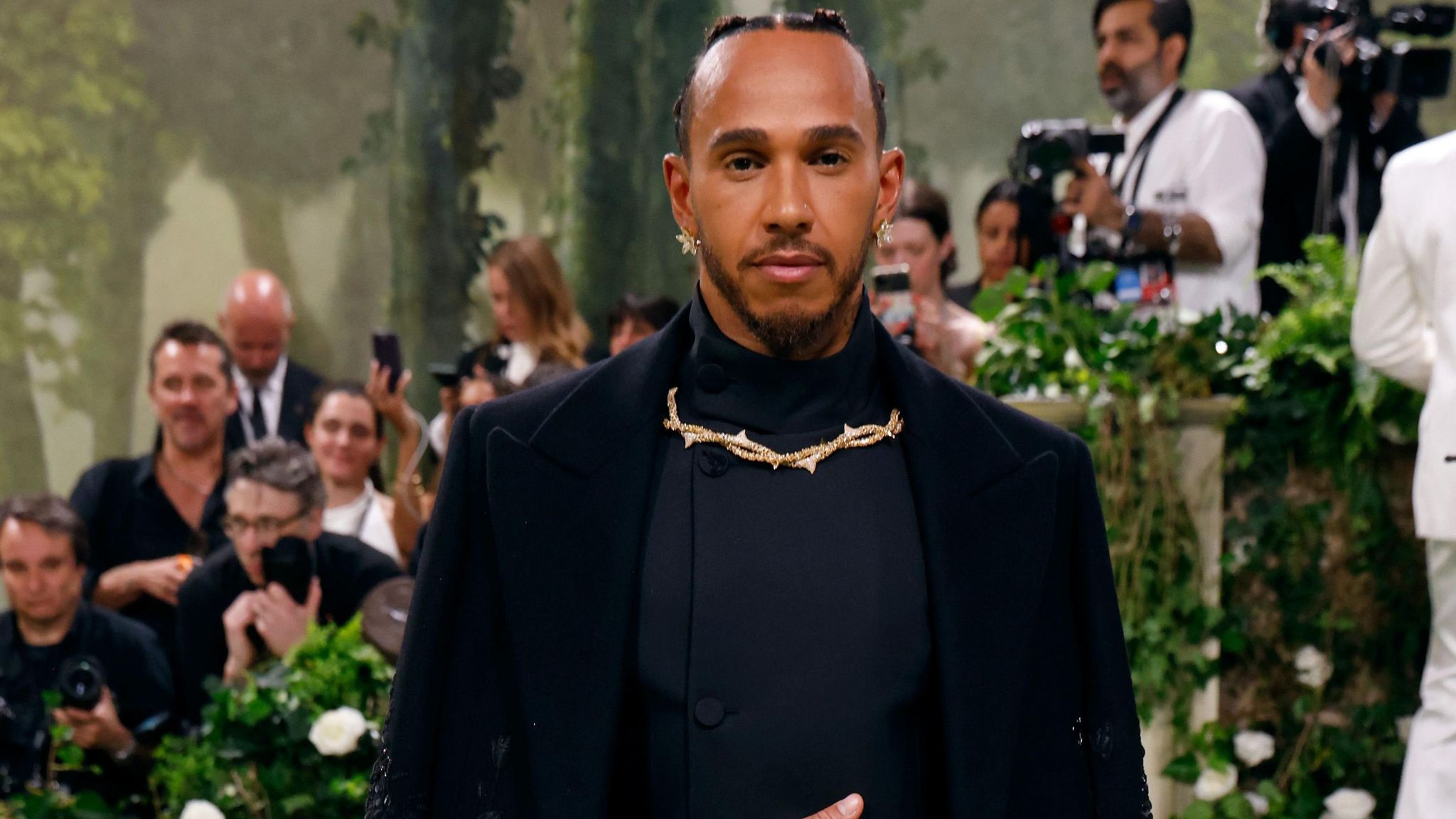 Met Gala: Lewis Hamilton's look inspired by black Welsh gardener - BBC News