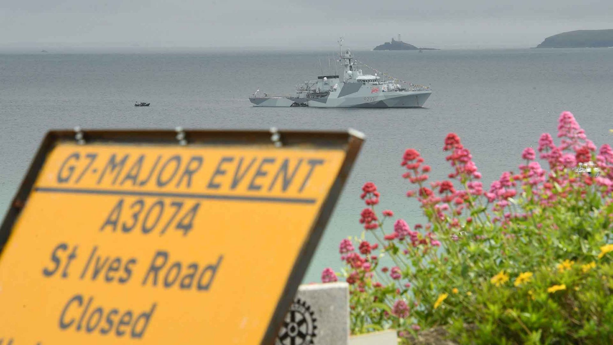 Road sign says "G7 major event" - behind it, a Navy cruiser in the sea off Carbis Bay