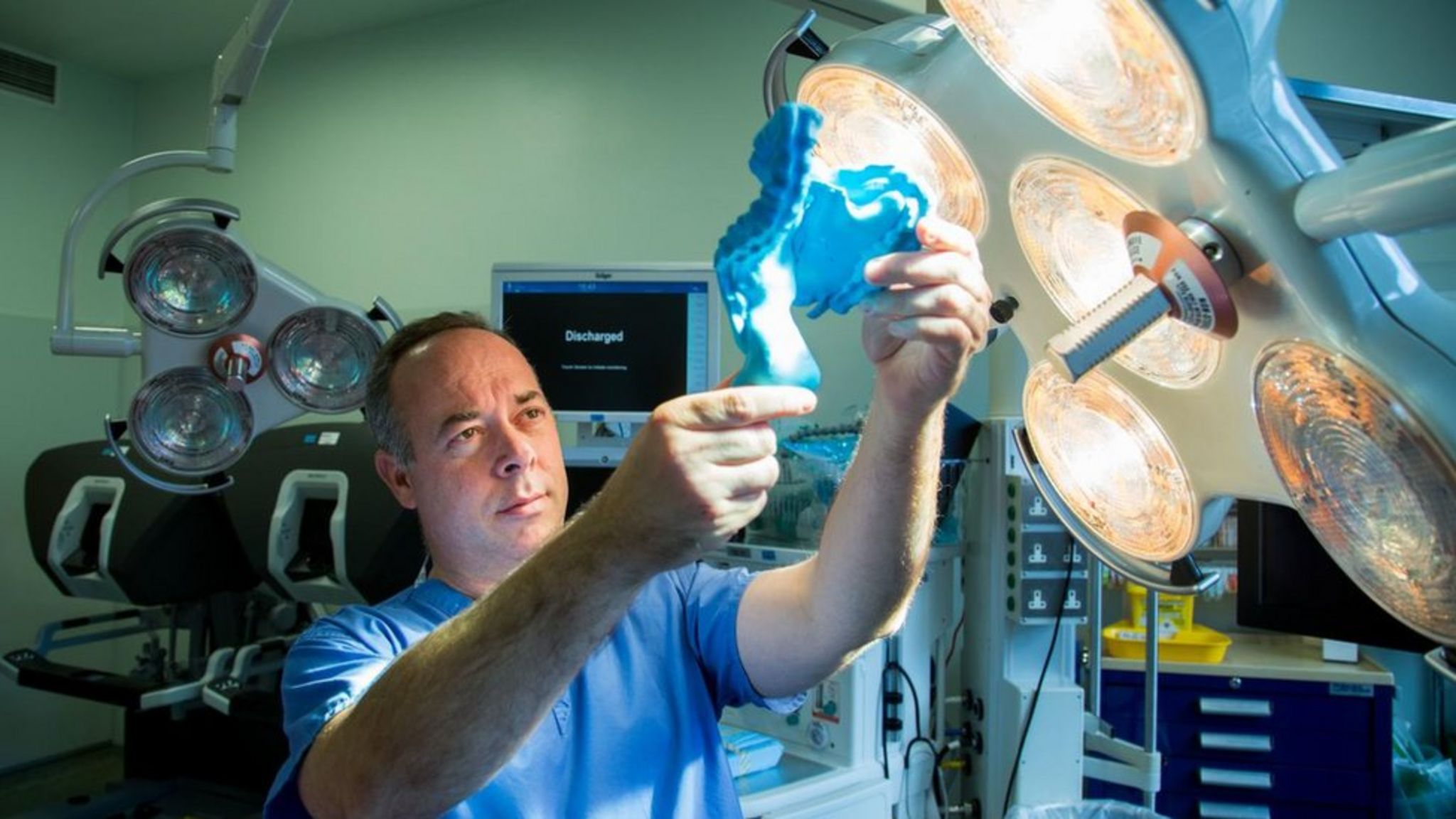 J. Calvin Coffey na sala de cirurgia segura modelo plástico do mesentério