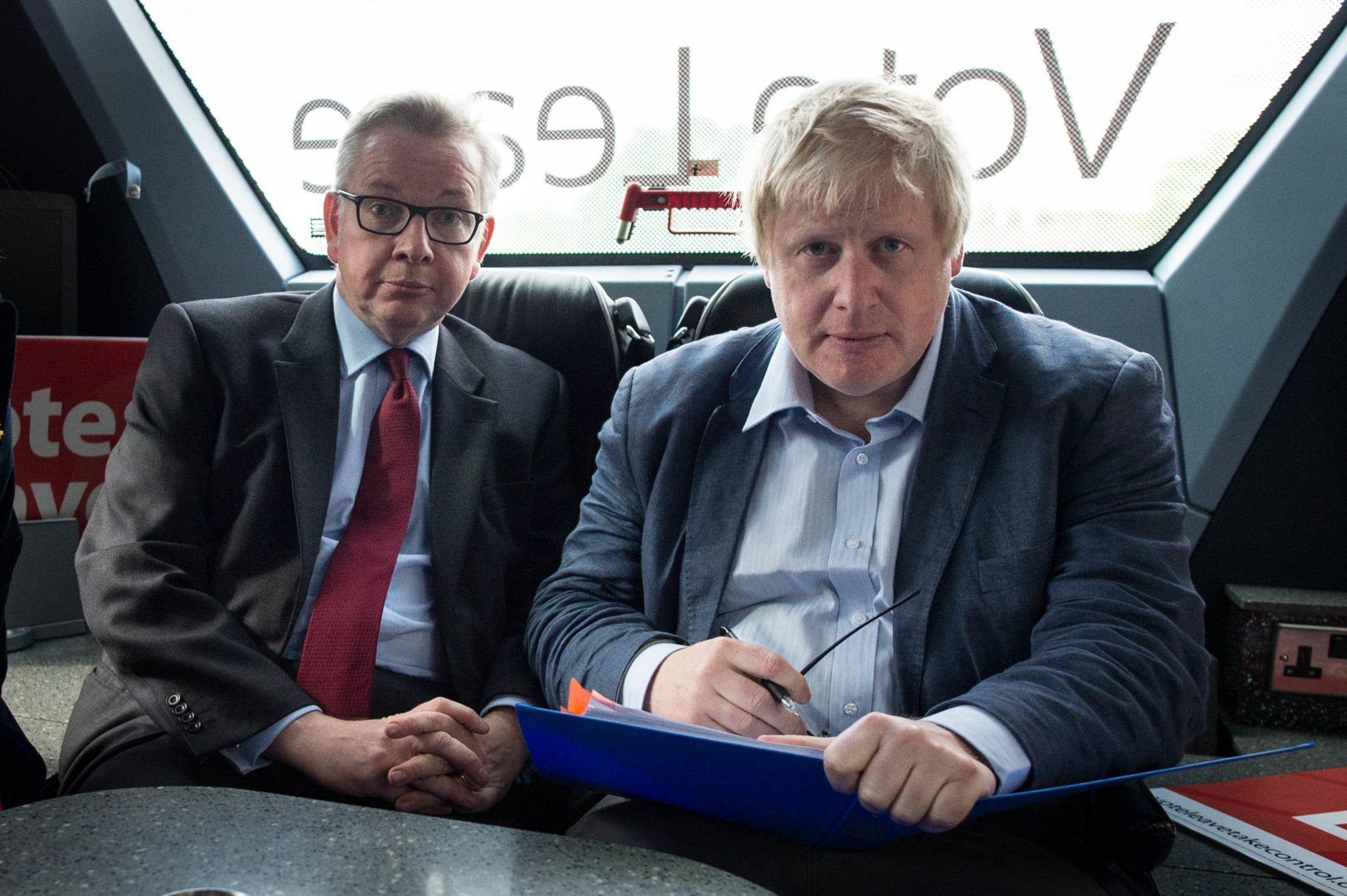 Michael Gove dhe Boris Johnson (djathtas) në autobusin e fushatës Vote Leave në Lancashire, si pjesë e fushatës për referendumin Vote Leave nga BE