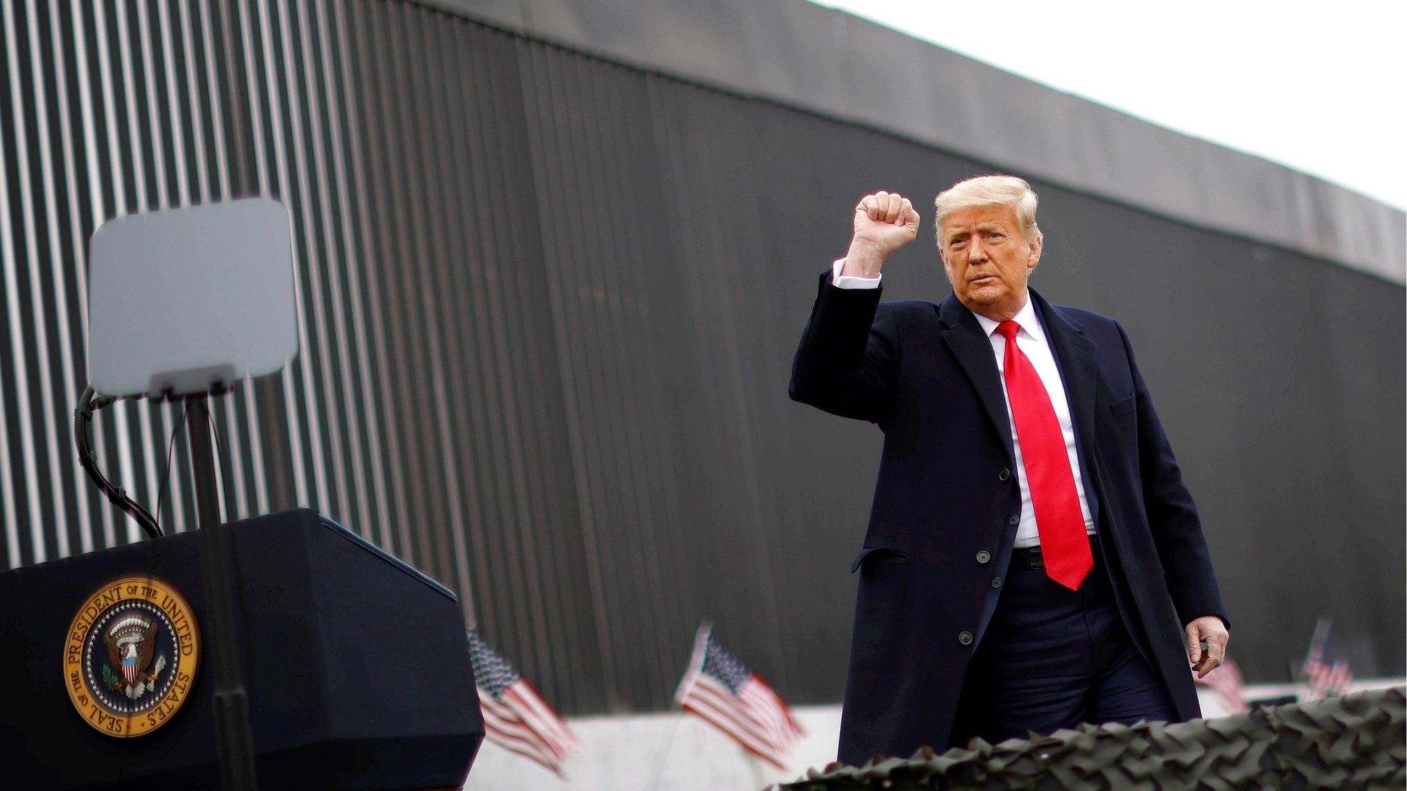 President Donald Trump at the border wall in Texas (12 Jan)