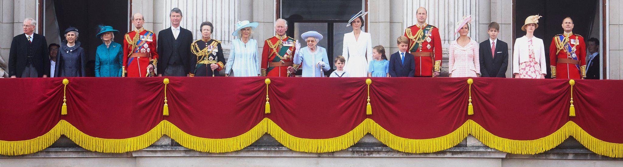 The Queen flanked by 17 other senior royals on the balcony