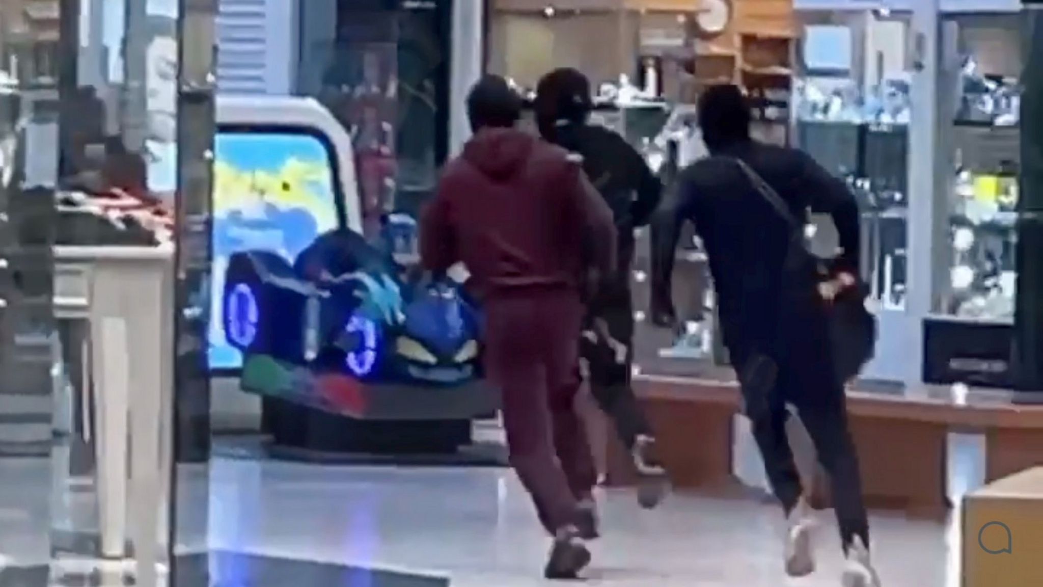 Gang members run out of shopping centre