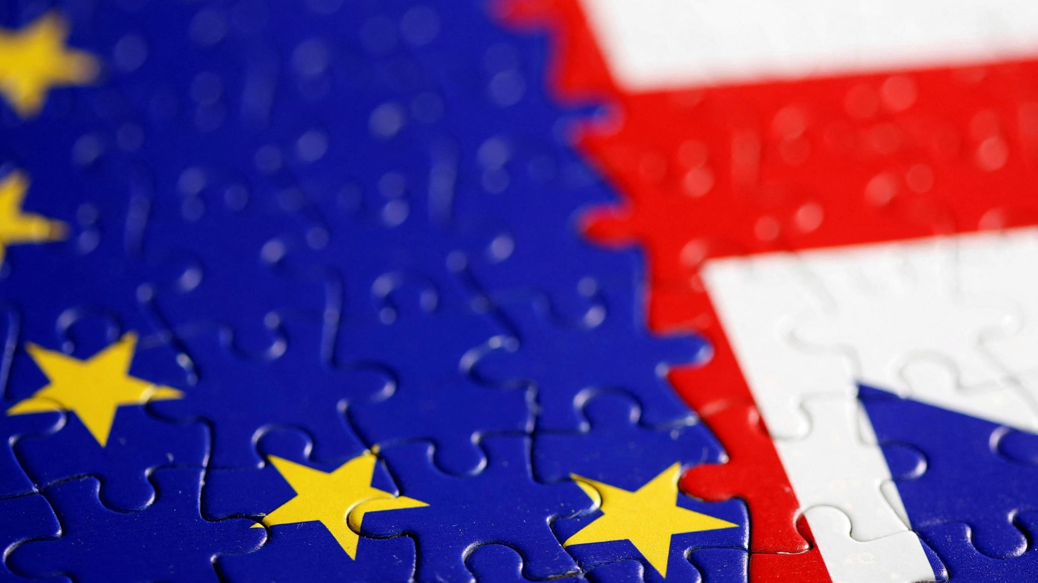 Jigsaw of UK and EU flags