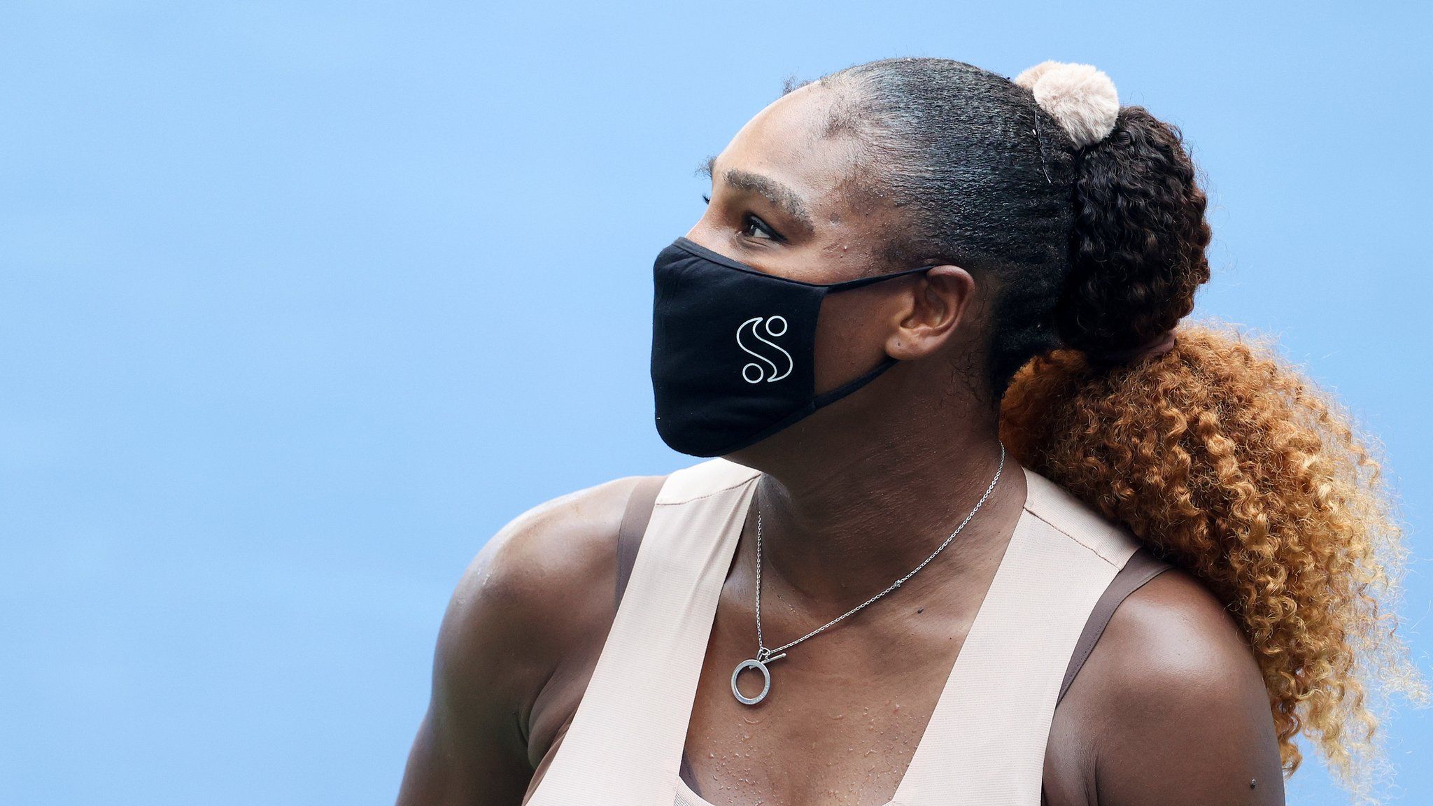 Serena Williams wearing a face mask with S on it