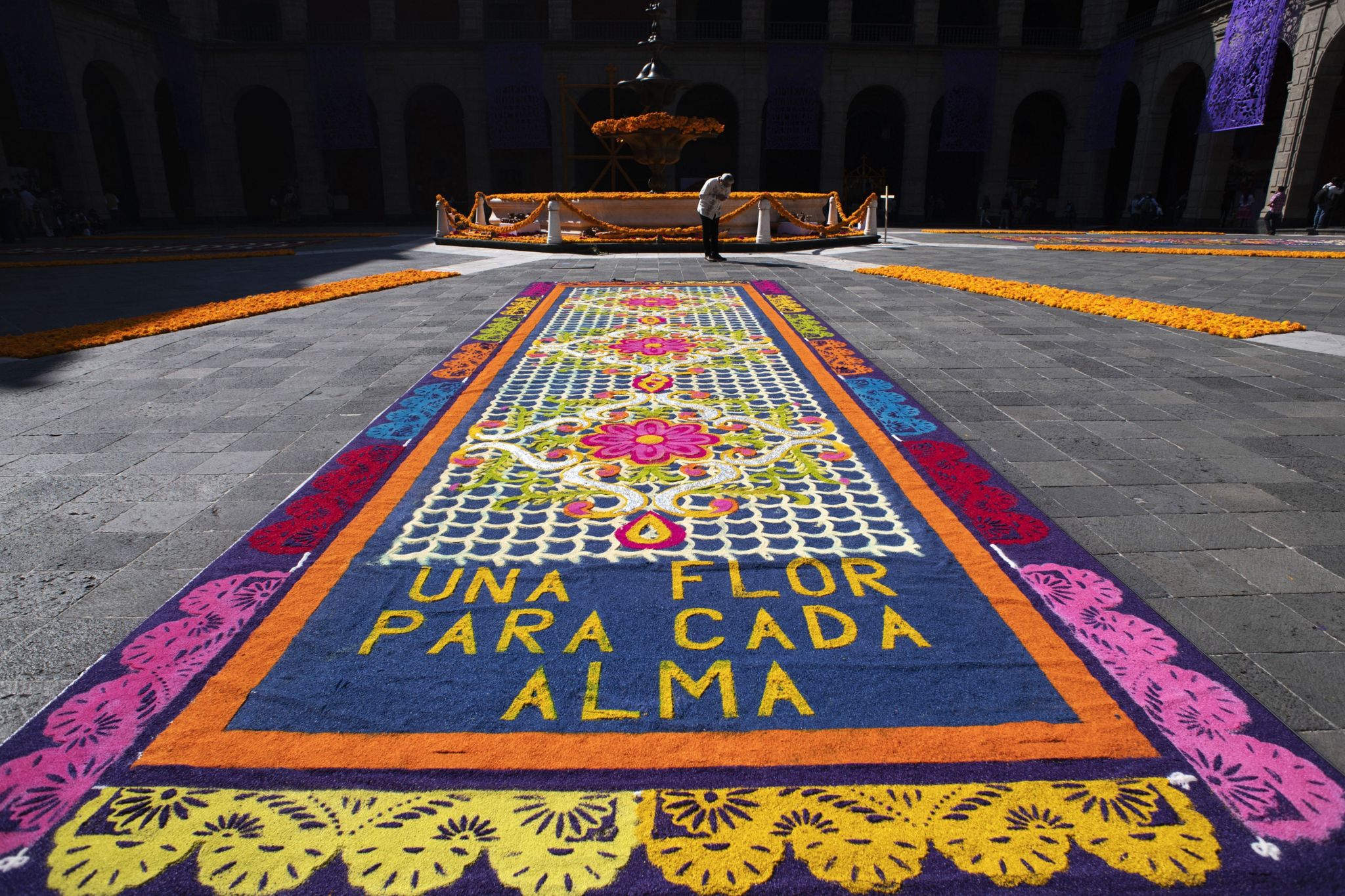 The central square of the National Palace has been filled with Cenpasuchil flowers, the traditional flower of the day of the dead, and the four directions have been drawn with coloured sawdust, to commemorate those who have died of Covid