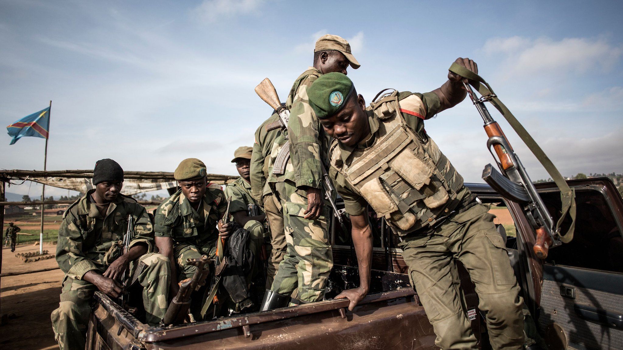 DR Congo soldiers escort healthcare workers