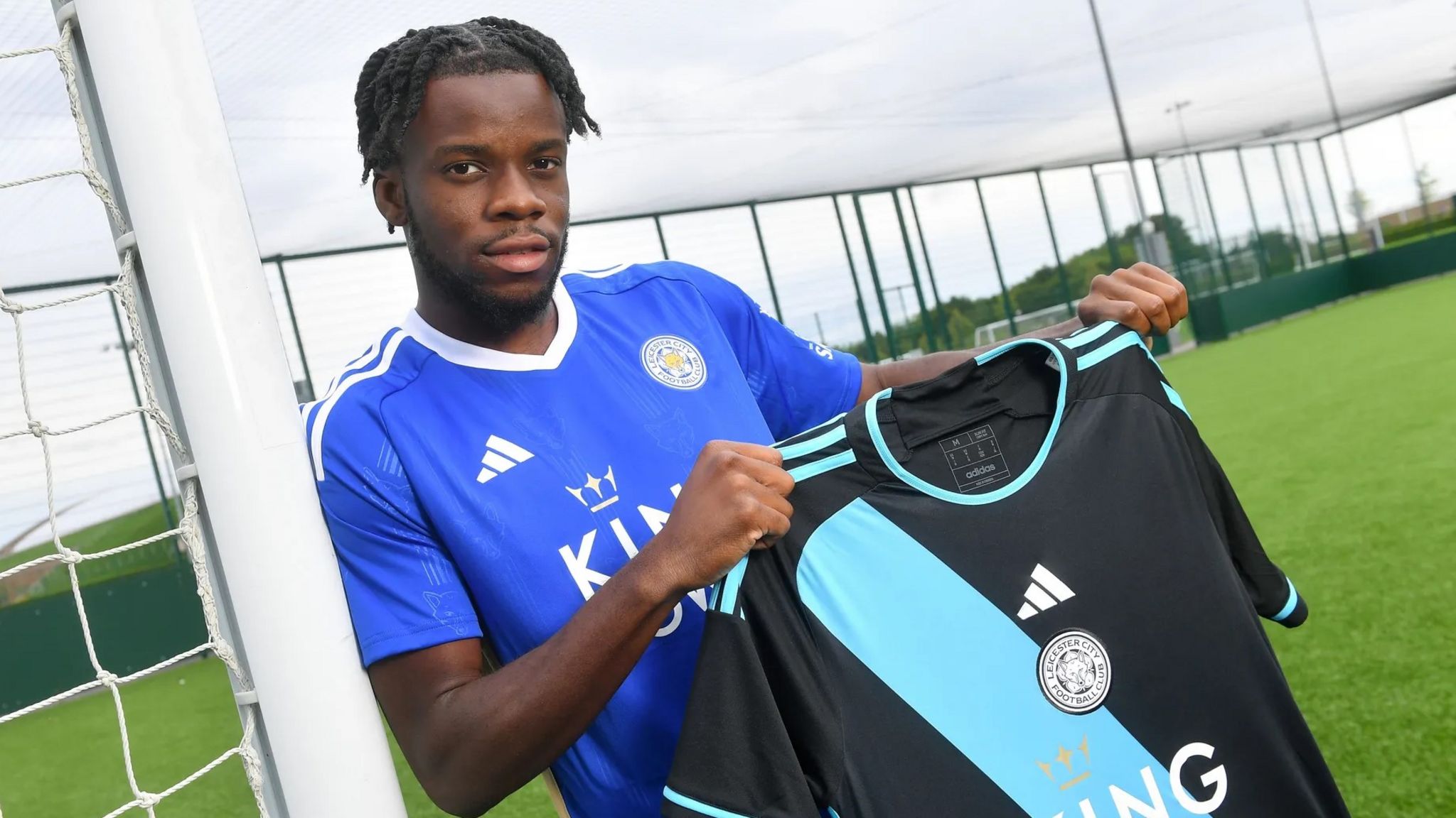 Stephy Mavididi with Leicester shirt