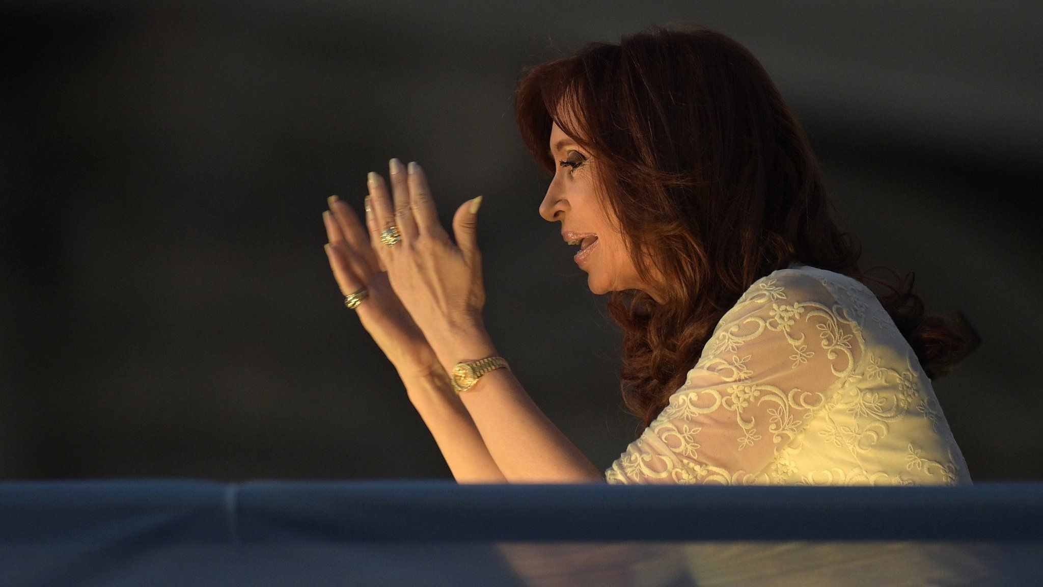 Argentine President Cristina Fernandez de Kirchner gestures to supporters (9 December 2015)