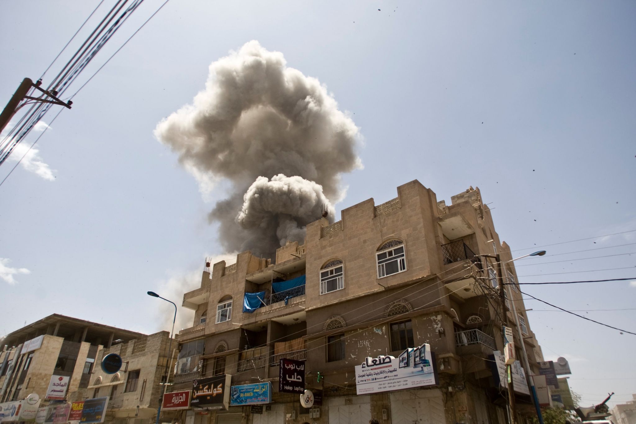 Smoke rises from a house of former President Ali Abdullah Saleh after a Saudi-led coalition air strike in Sanaa, Yemen (10 May 2015)