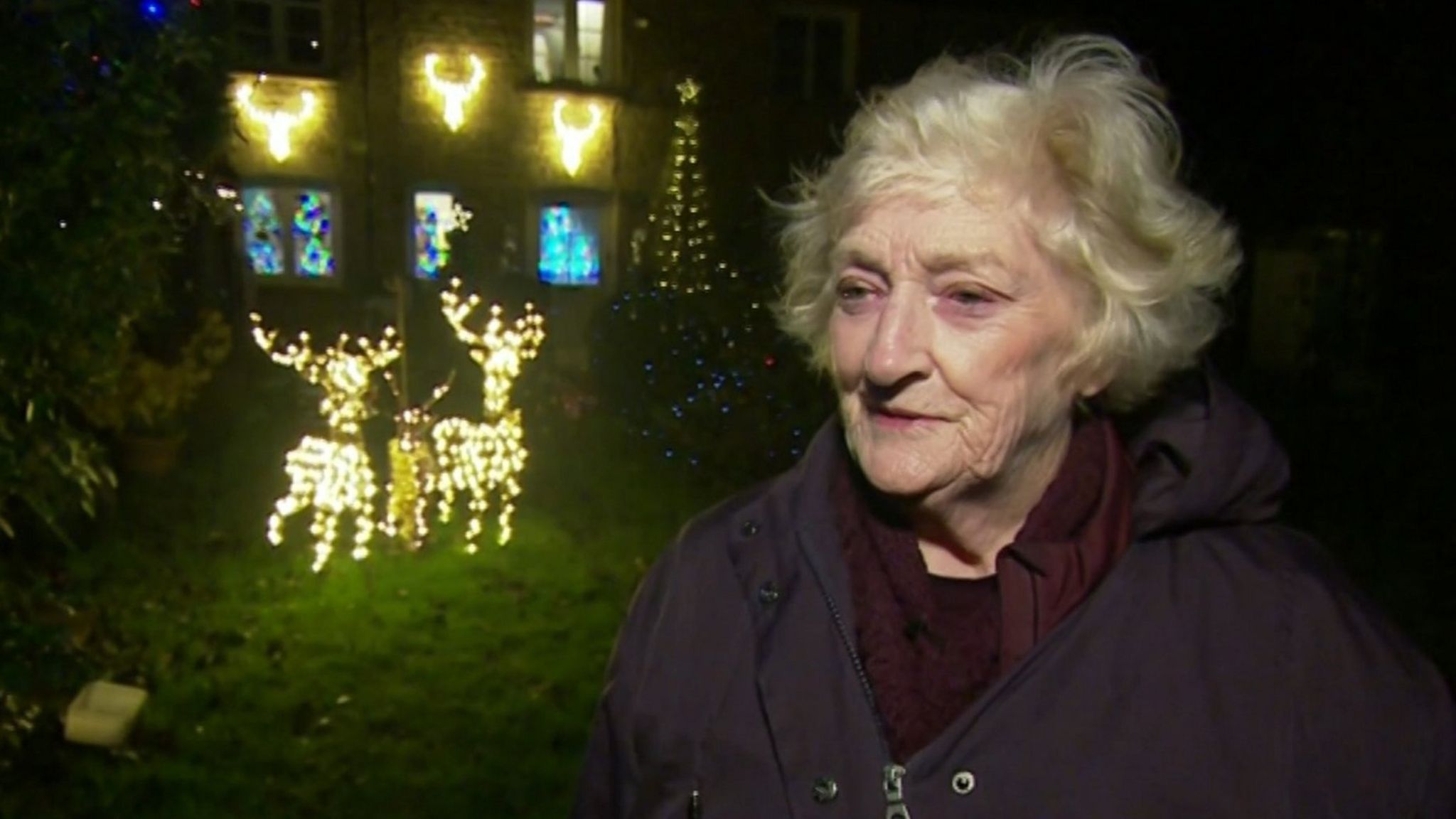 cirencester-village-turned-into-real-life-advent-calendar-bbc-news
