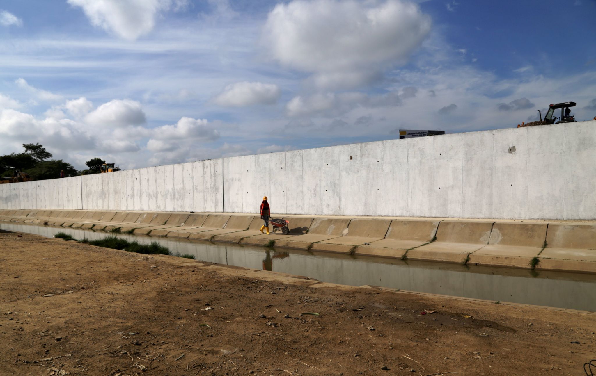 Ecuadorean workers build a new wall along the border between Peru and Ecuador