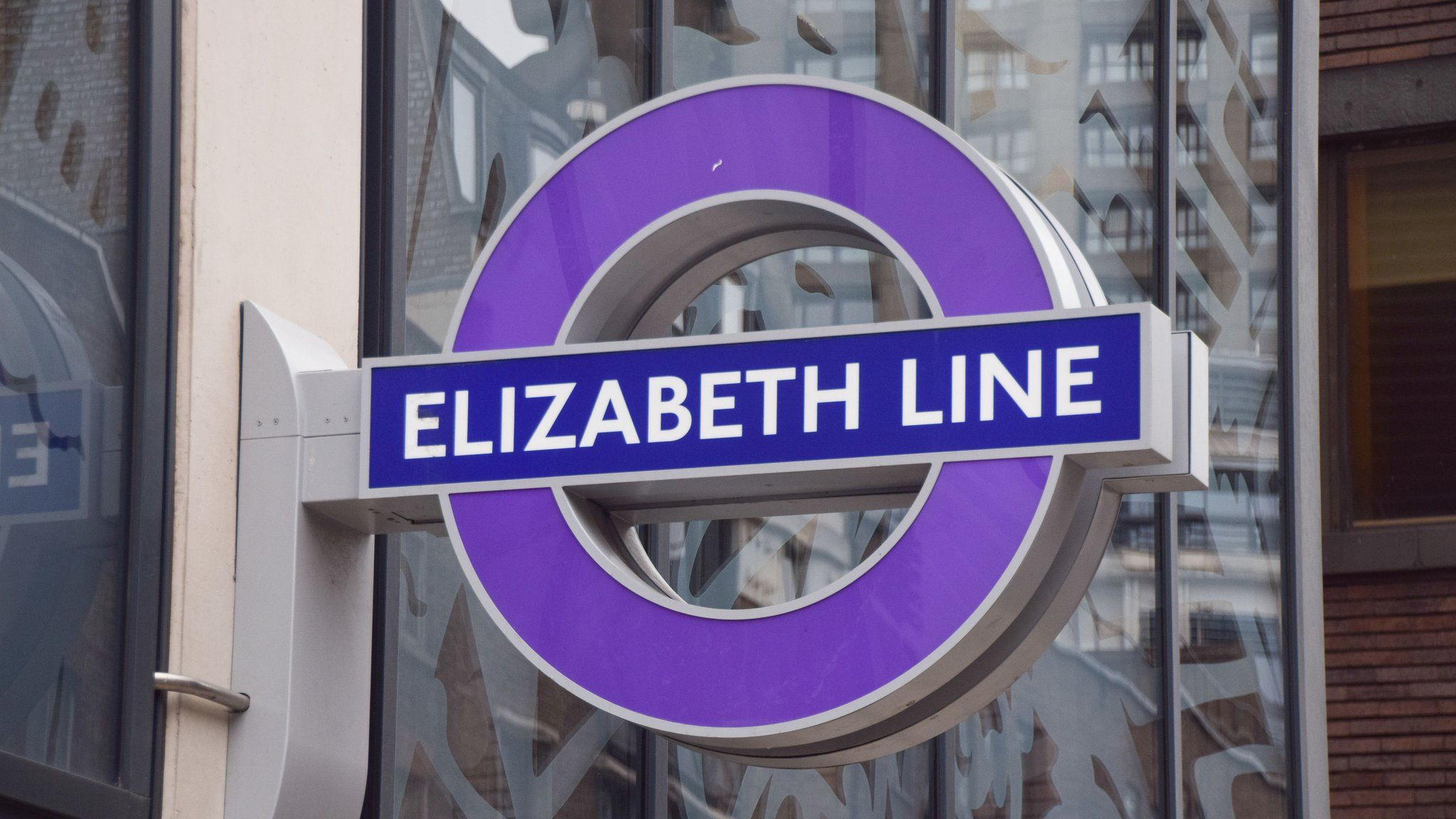 Elizabeth Line roundel