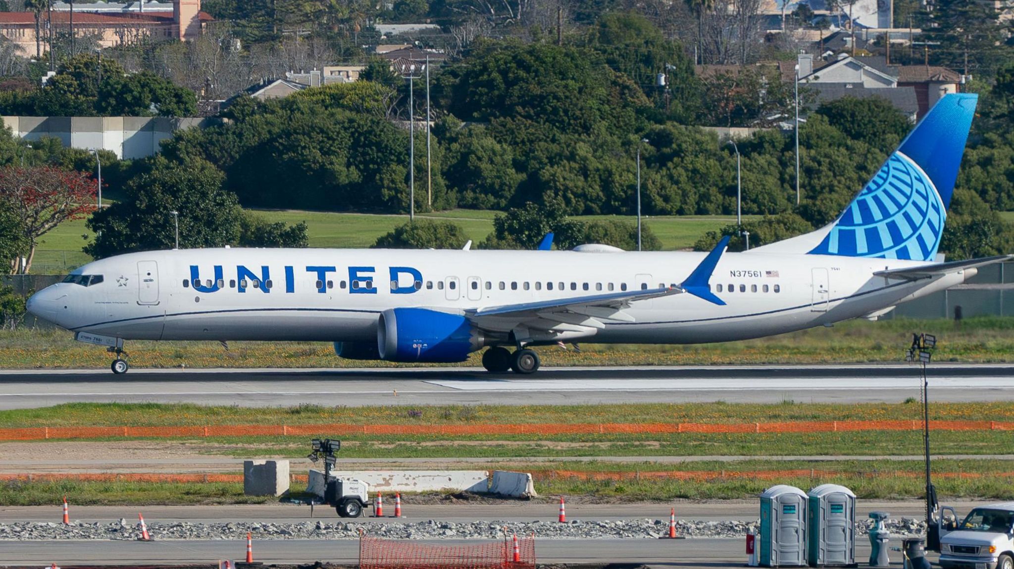 United Airlines Boeing 737-9 MAX takes off at Los Angeles International Airport.