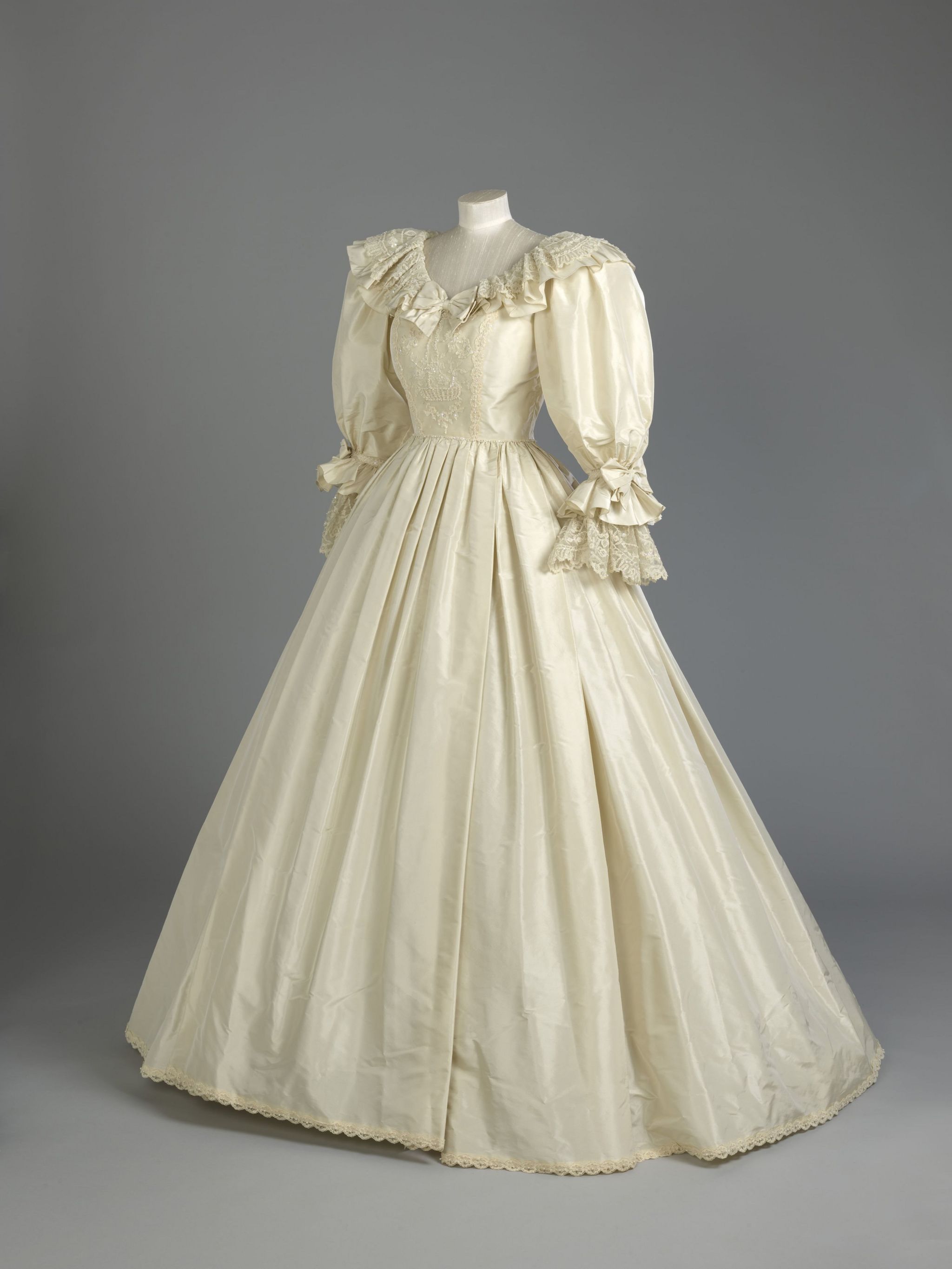 Princess Diana's wedding dress going on display at Kensington Palace - BBC  News