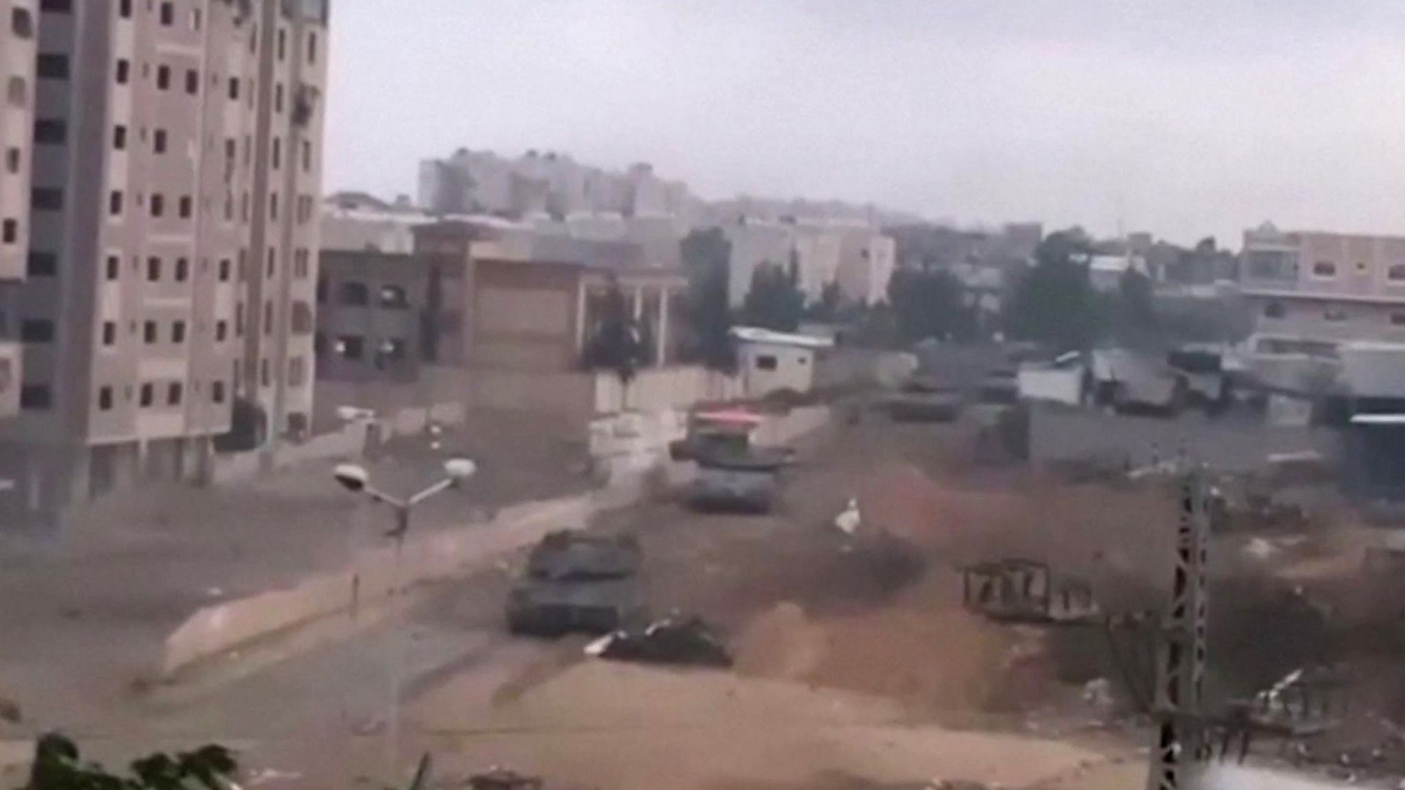 A video posted on Telegram purportedly showing Israeli tanks about 240m north-east of the Indonesian Hospital in Beit Lahia, in the north of the Gaza Strip (20 November 2023)