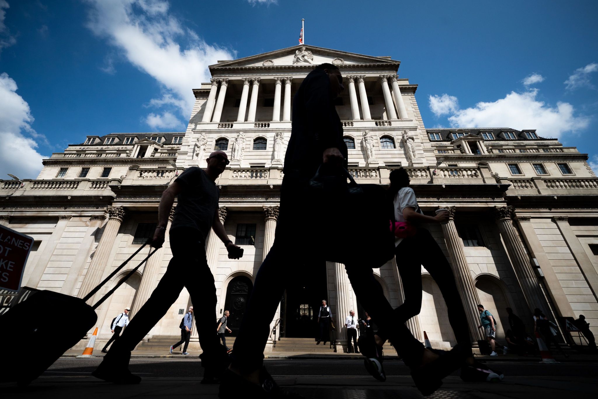 People passing the Bank of England building