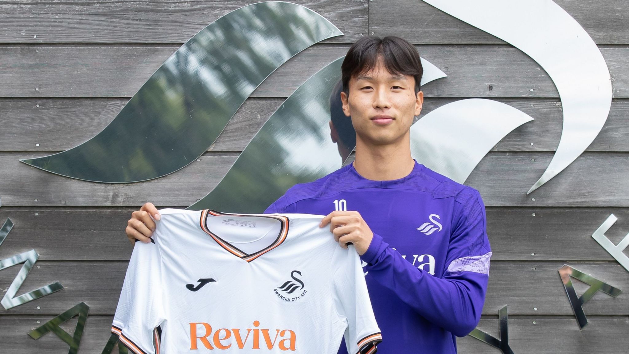 Eom Ji-Sung: South Korean joins Swansea City on four-year deal - BBC Sport