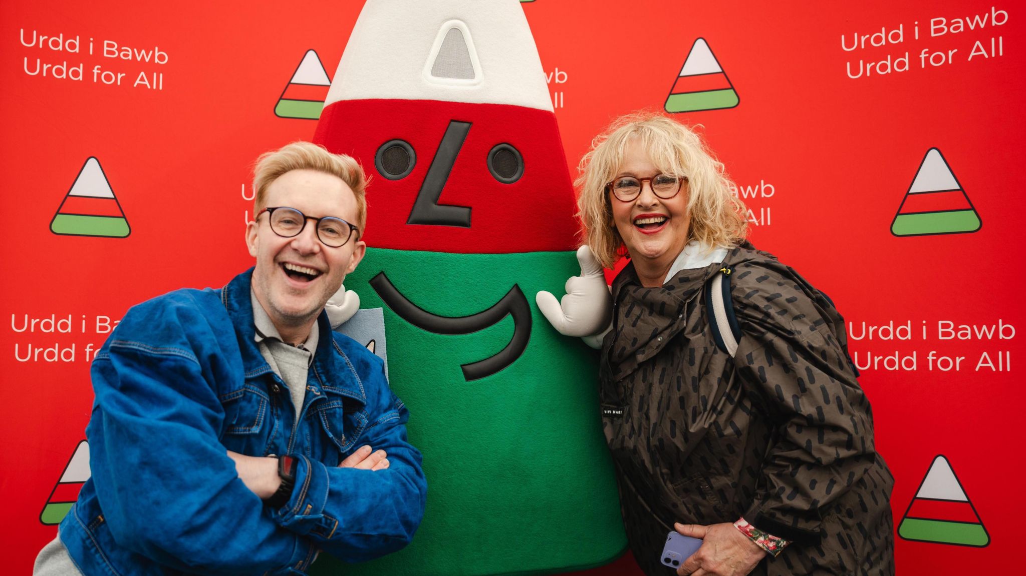 H from Steps and Caryl Parry Jones with the Urdd mascot Mistar Urdd