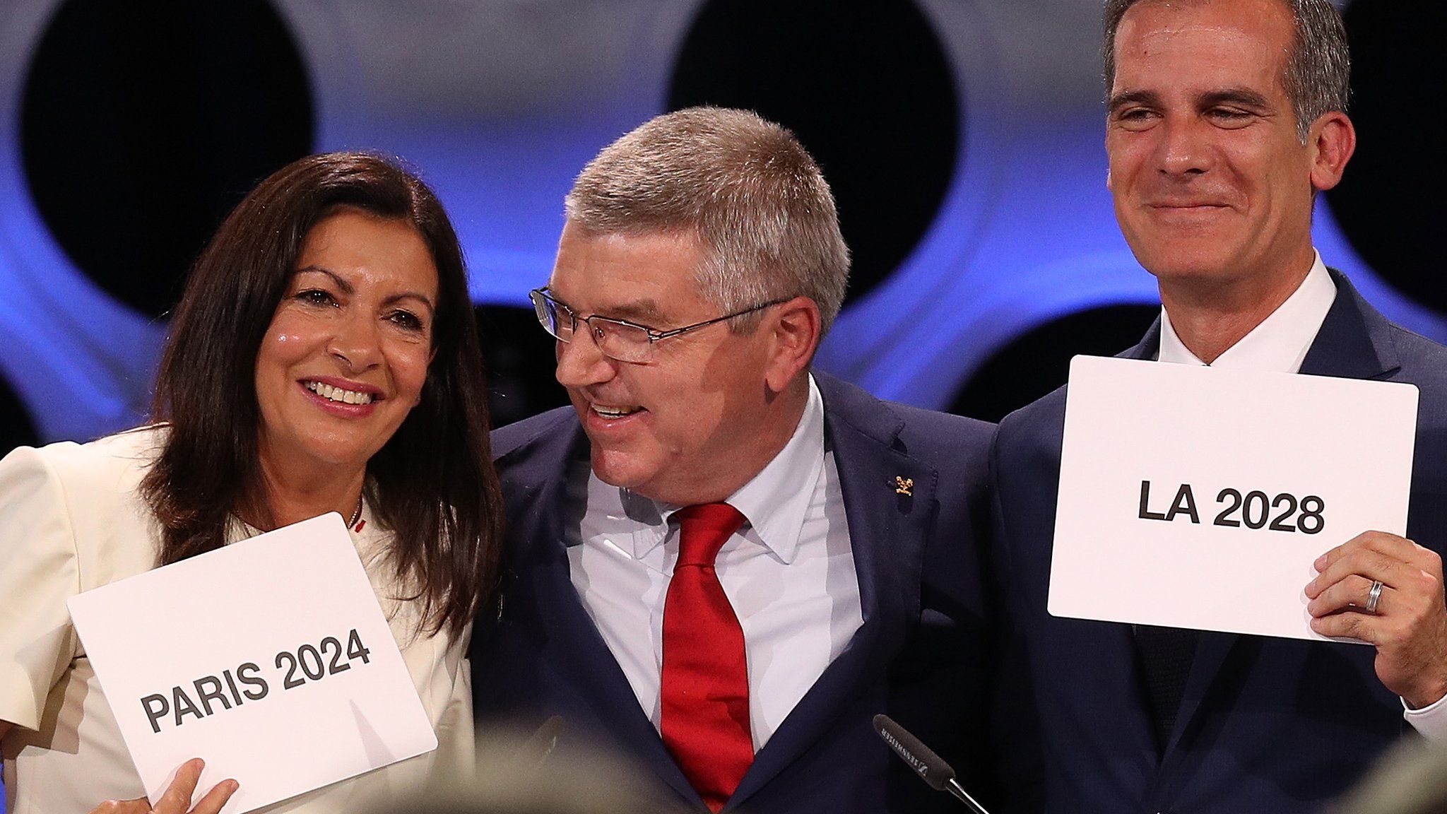 Paris Mayor Anne Hidalgo, IOC President Thomas Bach and Los Angeles Mayor Eric Garcetti