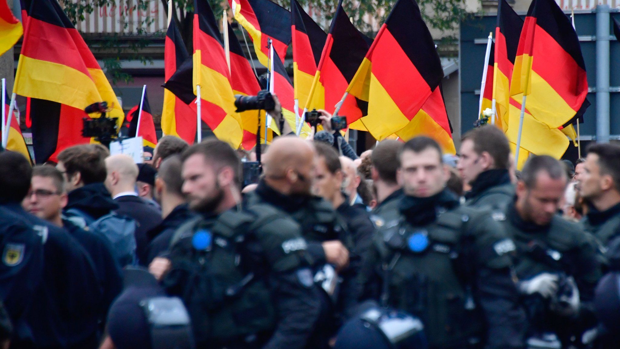 Photo of German policeman at rally in Chemnitz