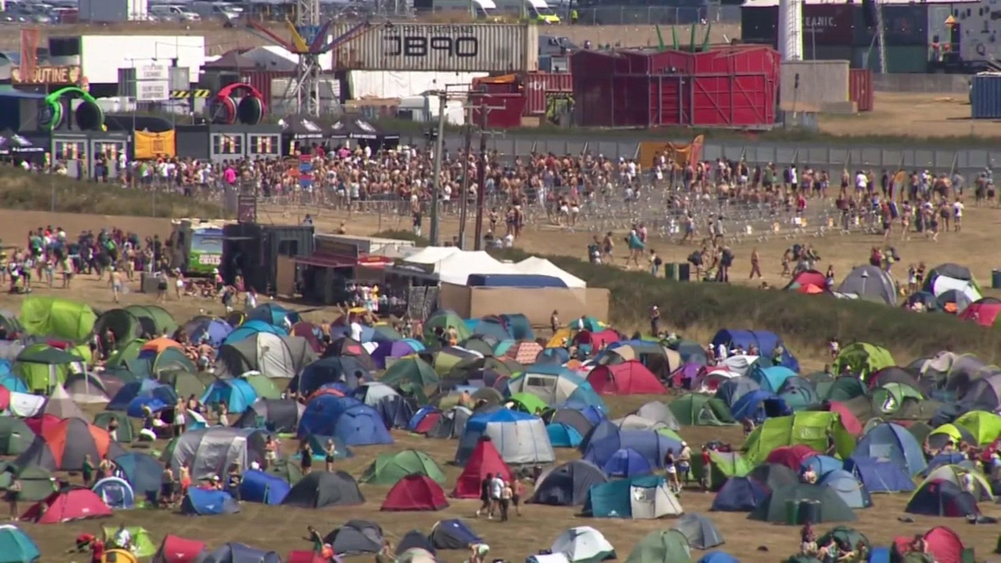 Boardmasters-Veranstaltung mit Zelten und Menschen auf einem Feld