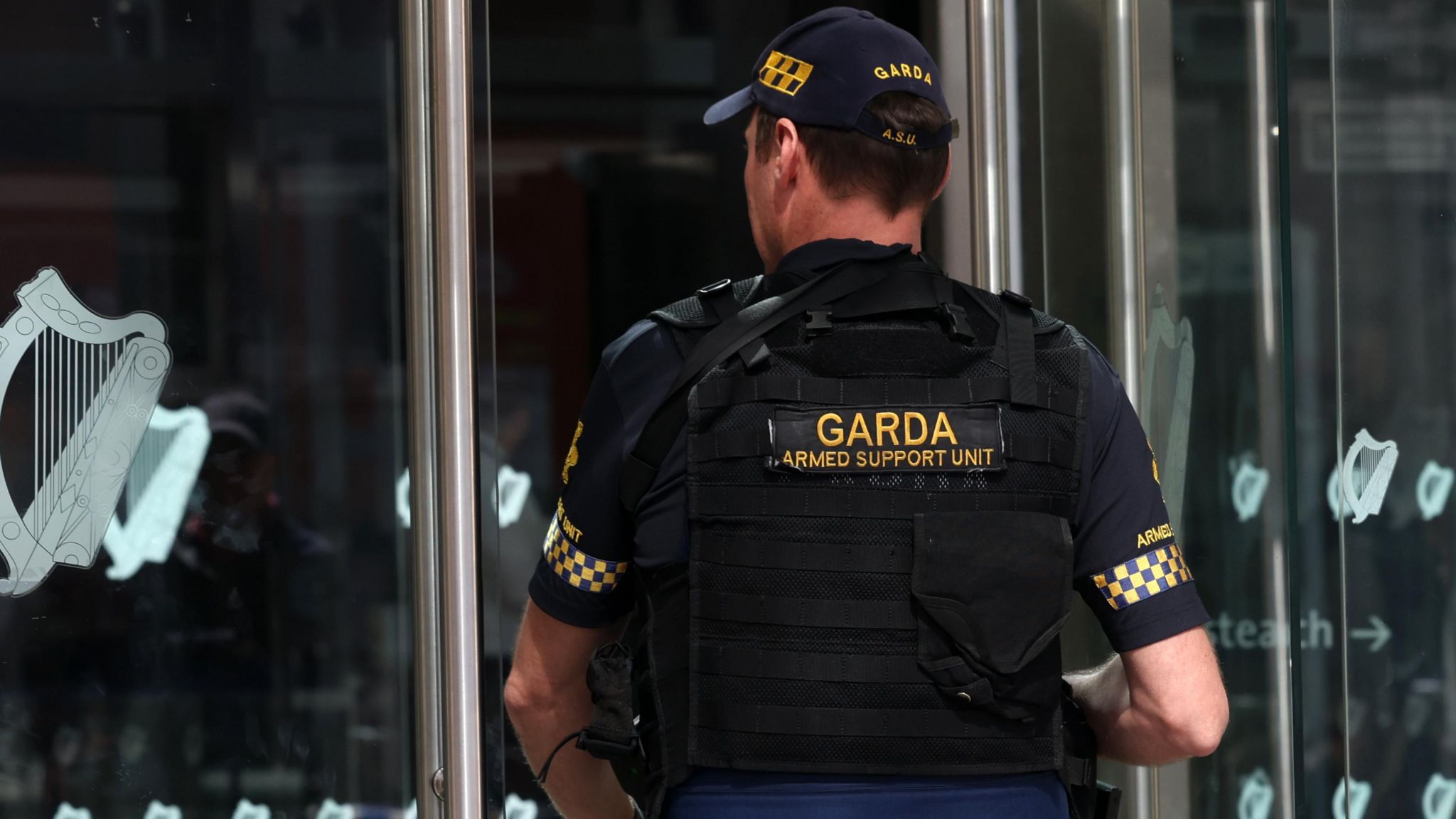 Dublin attacks: Armed Gardaí, dog units and checkpoints planned - BBC News