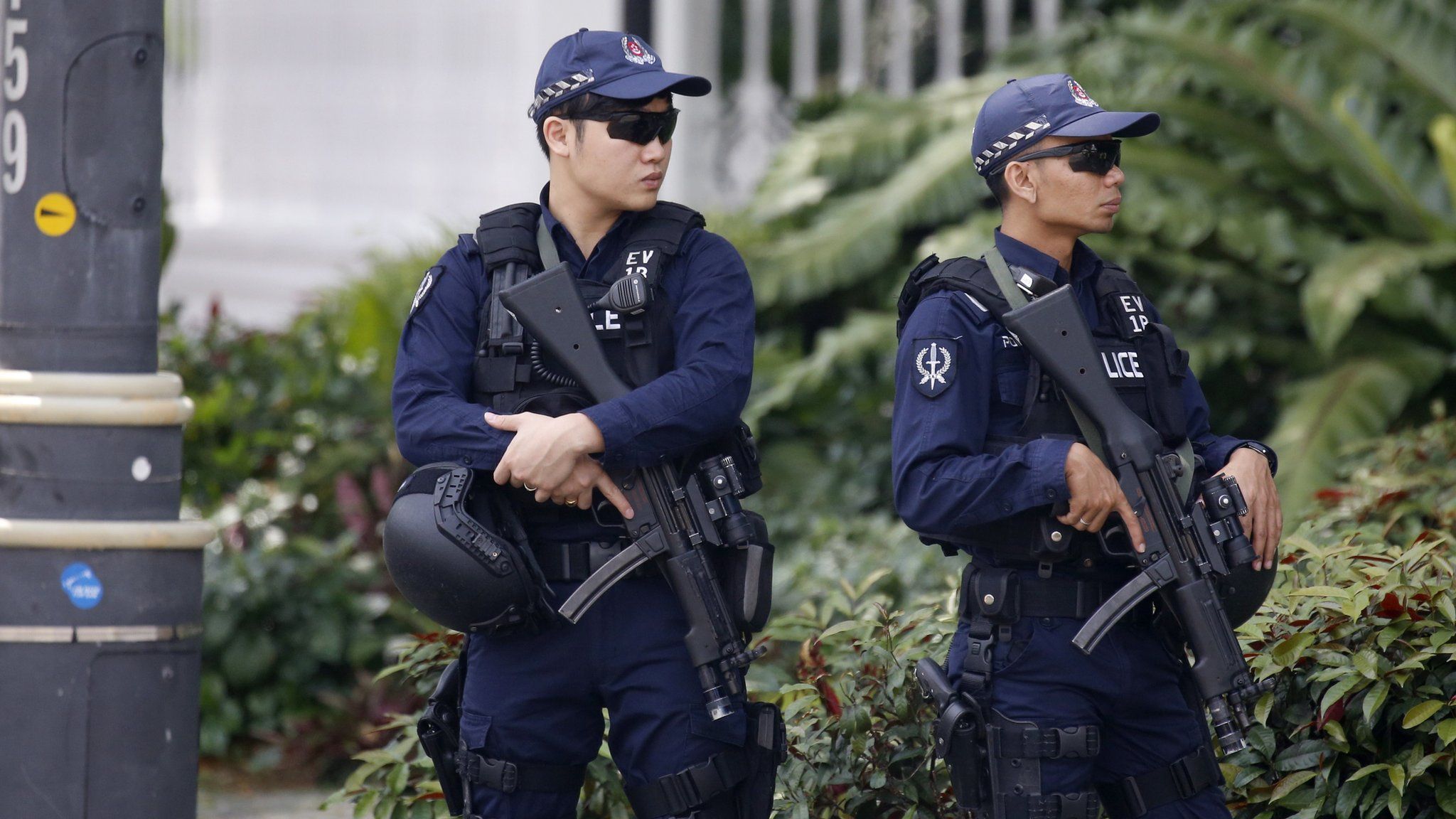 Singaporean security personnel stand guard near the Istana Presidential Palace, during the meeting between Donald Trump and Singapore Prime Minister Lee Hsien Loong in Singapore (11 June 2018)