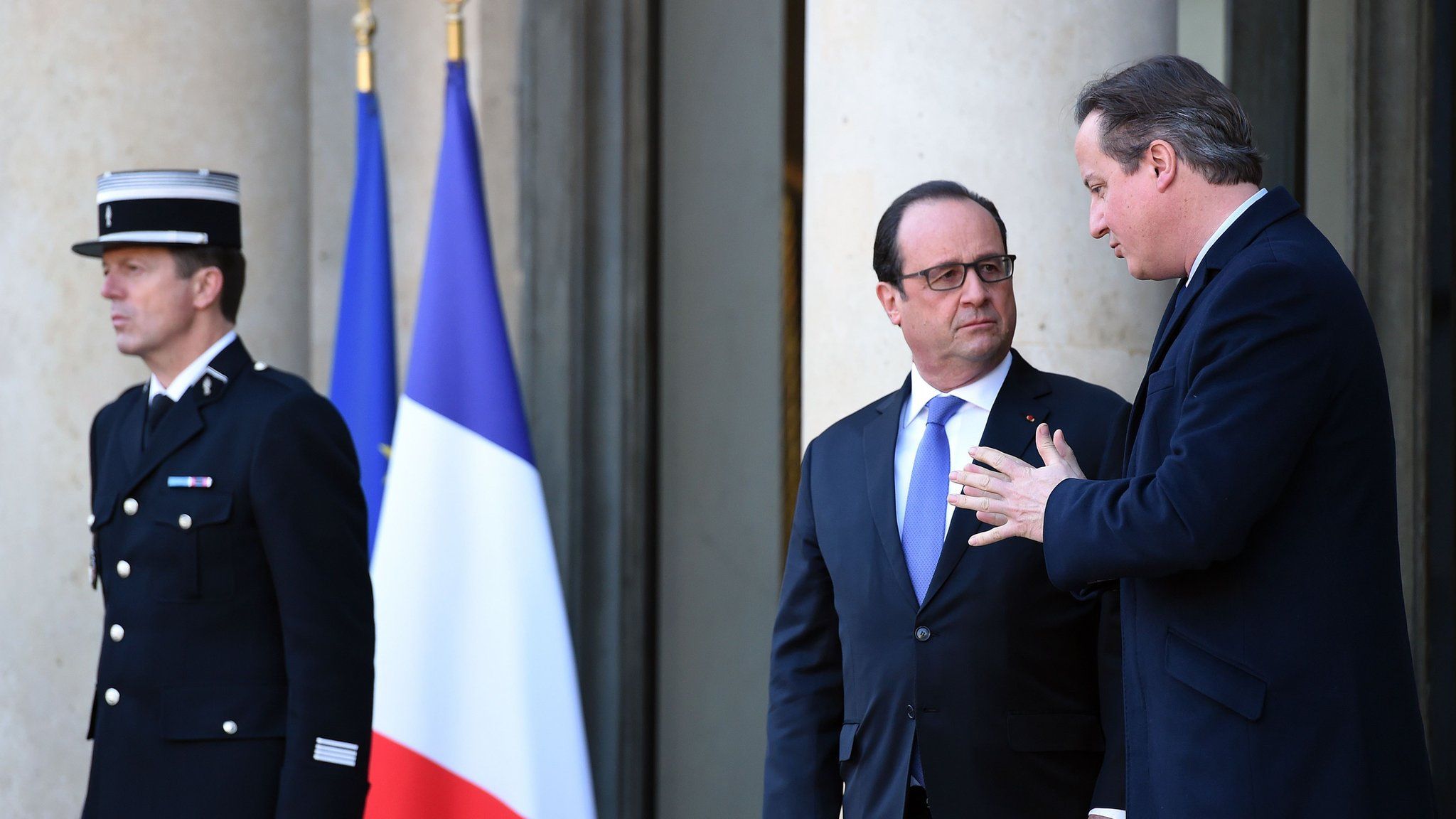 French President Francois Hollande (C) speaks with British Prime Minister David Cameron following talks on at the Elysee Presidential Palace in Paris (23 November 2015)