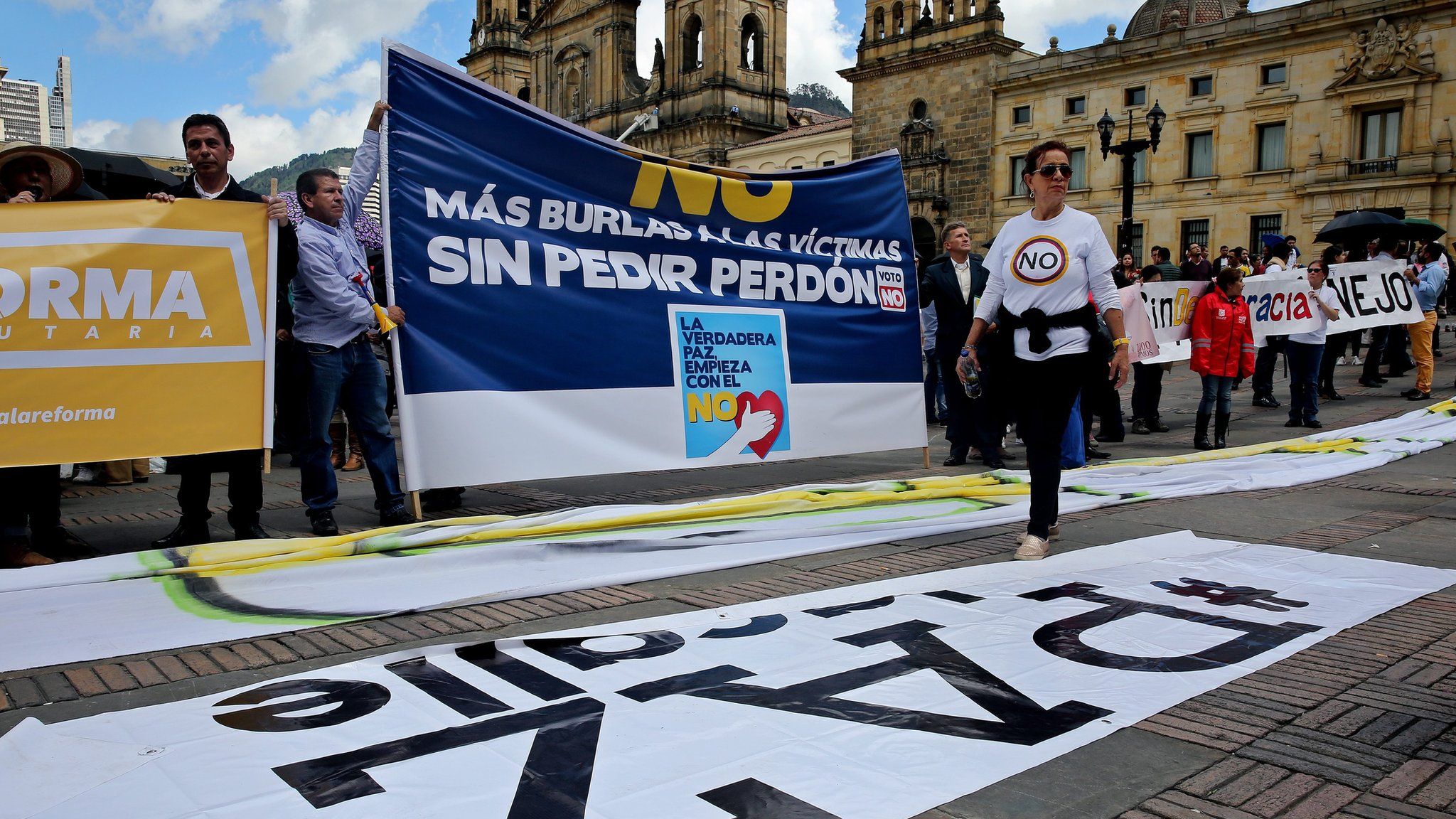 Protesters gather outside Congress in Bogota for the debate. 30 Nov 2016