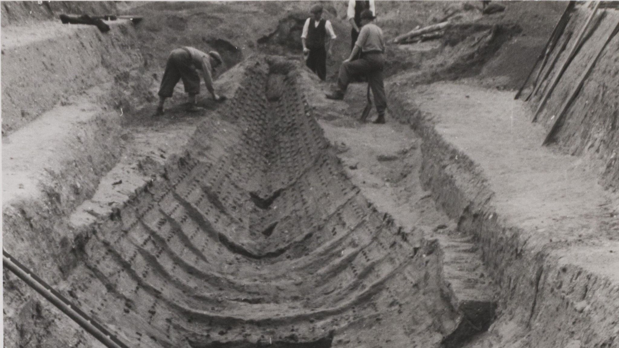 Original photos of 1939 Sutton Hoo excavation go on show - BBC News