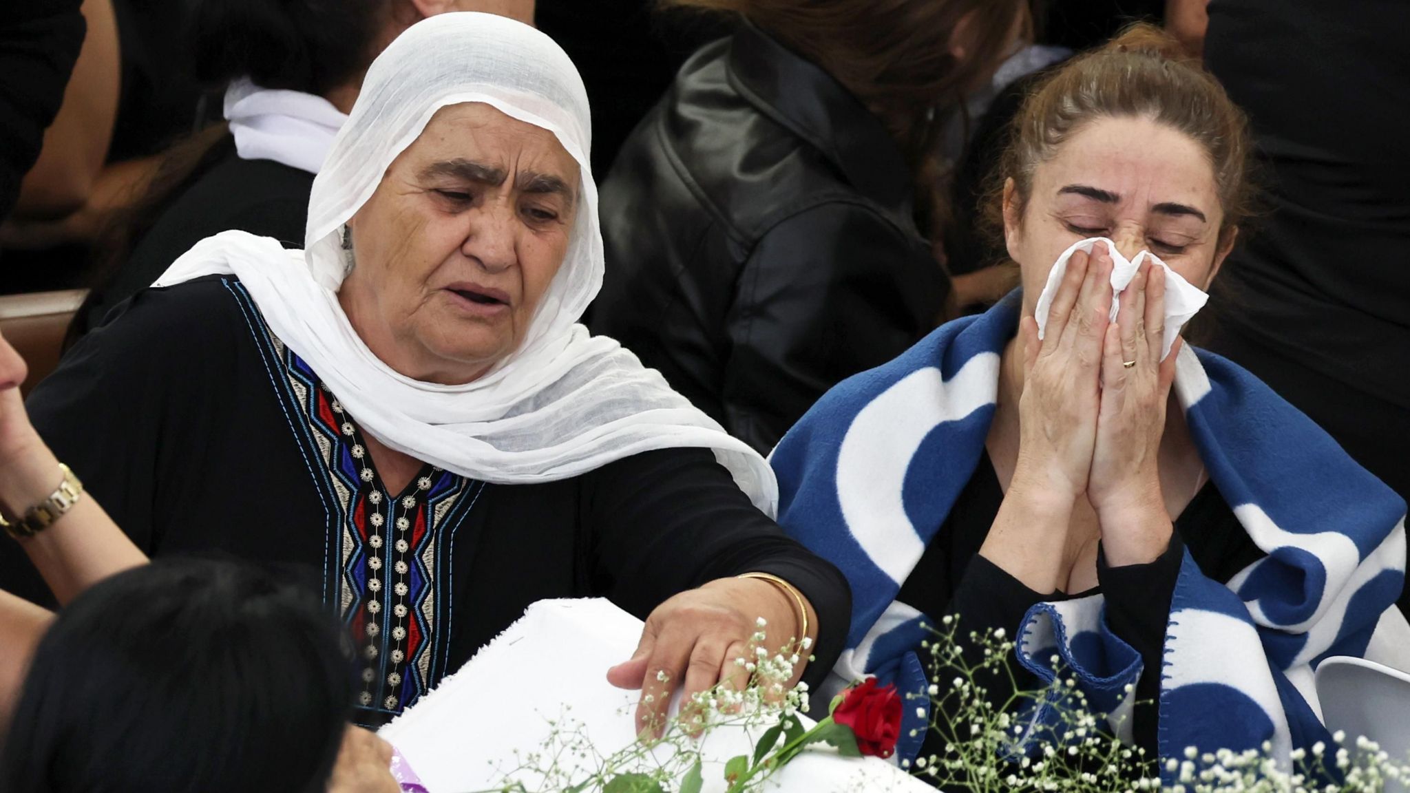 Druze mourners weep over the coffin of one of the victims of a rocket attack from Lebanon, in the village of Majdal Shams (28/07/24)