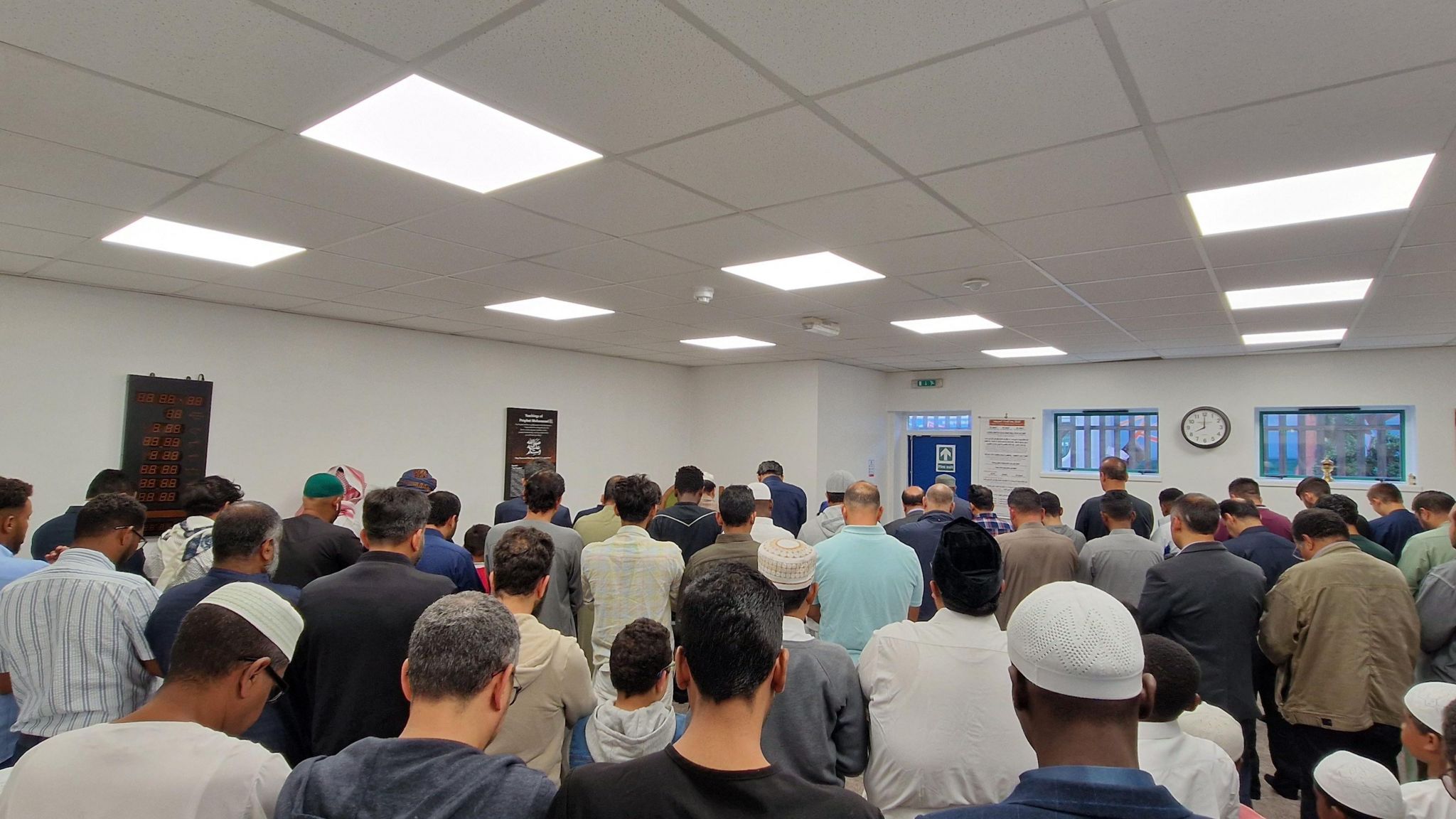 Shows Muslim men praying 