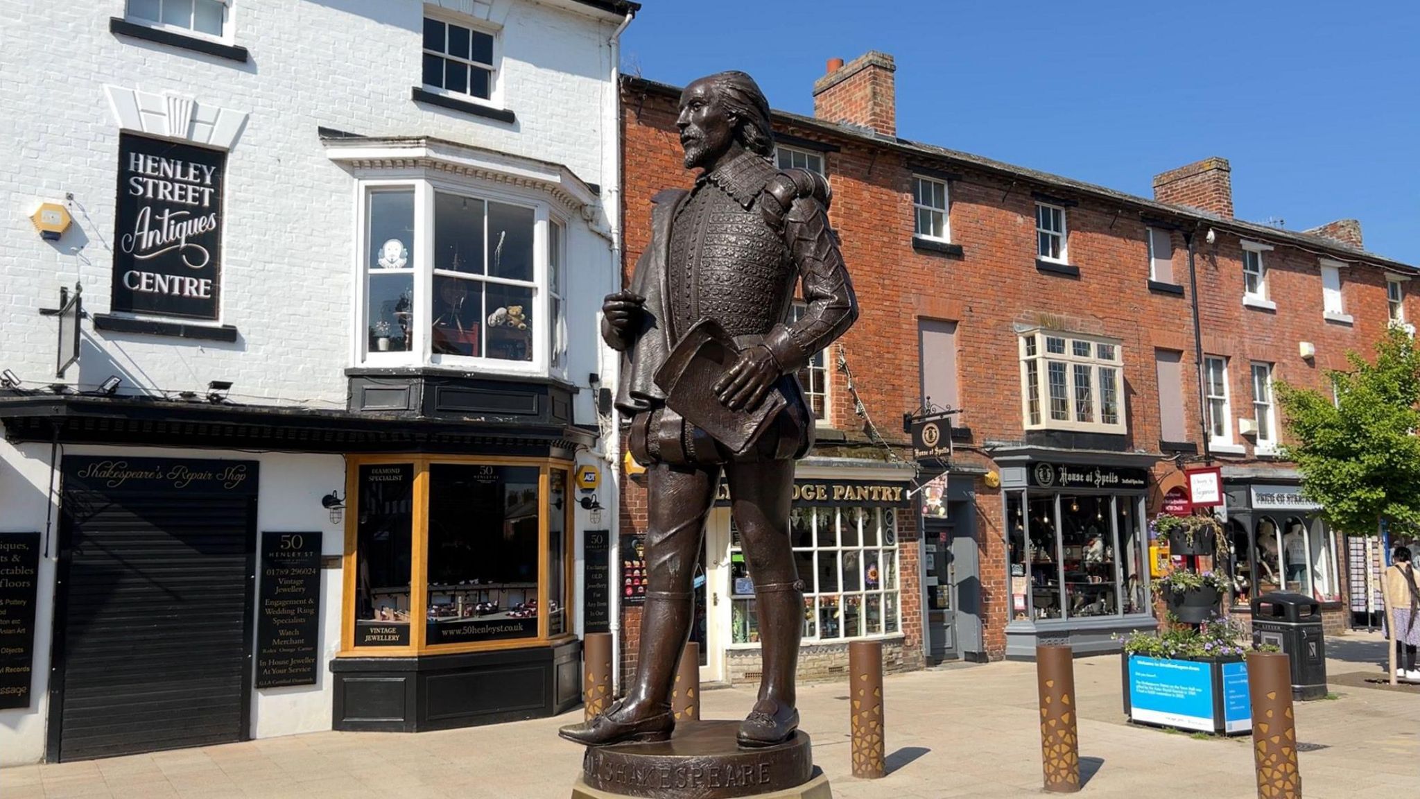 A statue of William Shakespeare