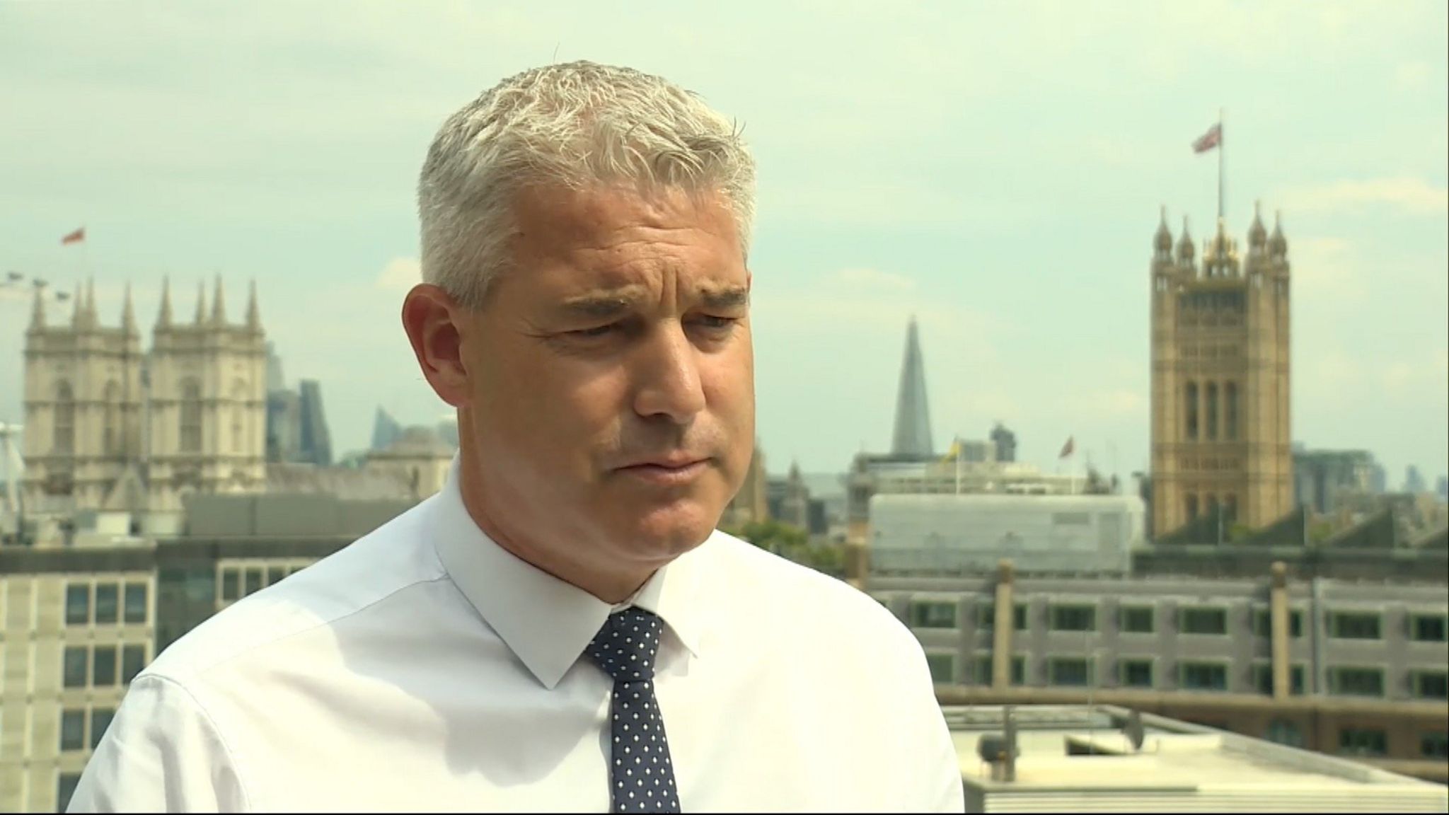 Steve Barclay, secrétaire d'État à la Santé et aux Affaires sociales, debout à l'extérieur près du Parlement