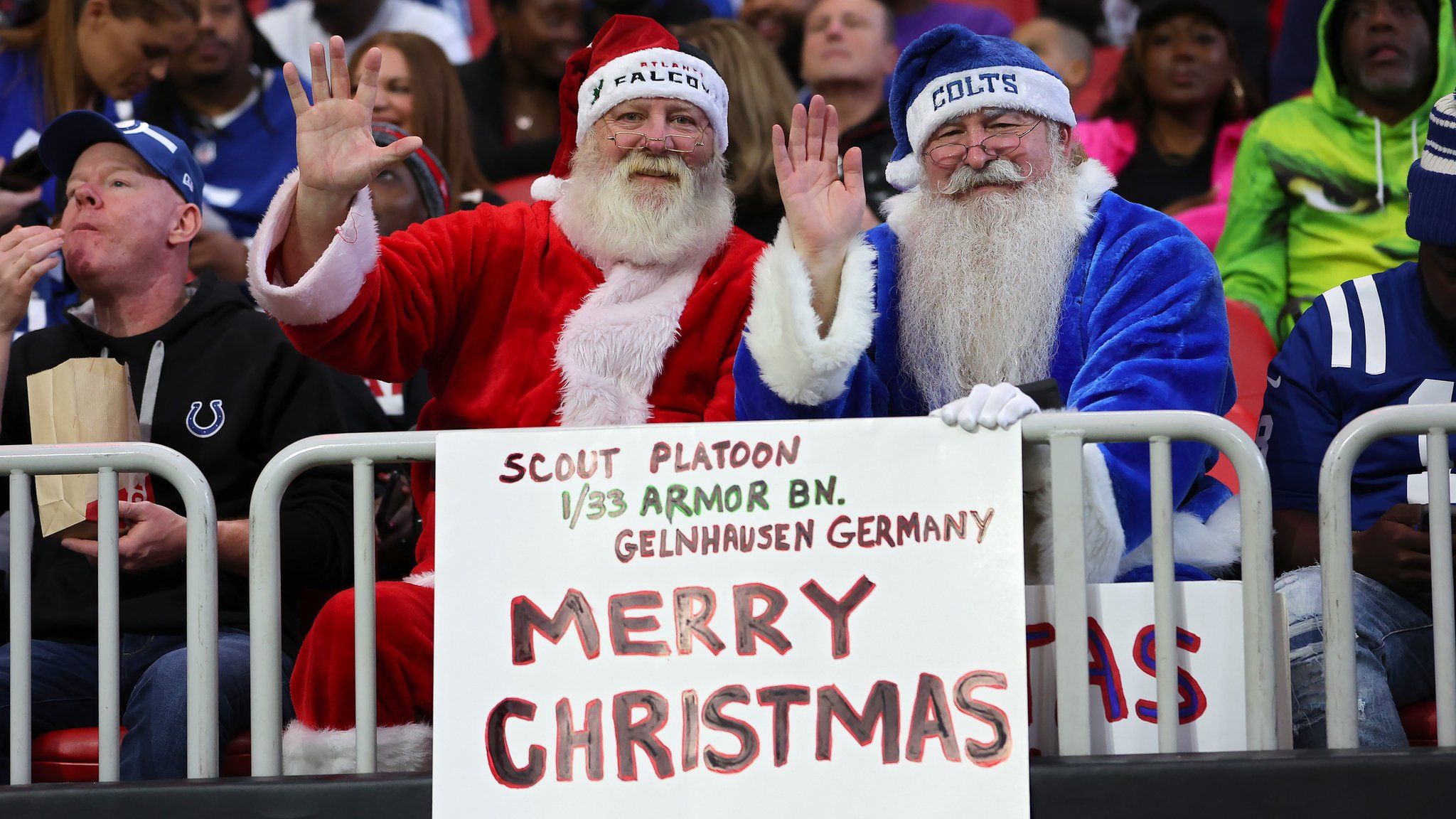 Fanii Atlanta Falcons și Indianapolis Colts ridică un semn de Crăciun Fericit înainte de meciul de pe stadionul Mercedes-Benz