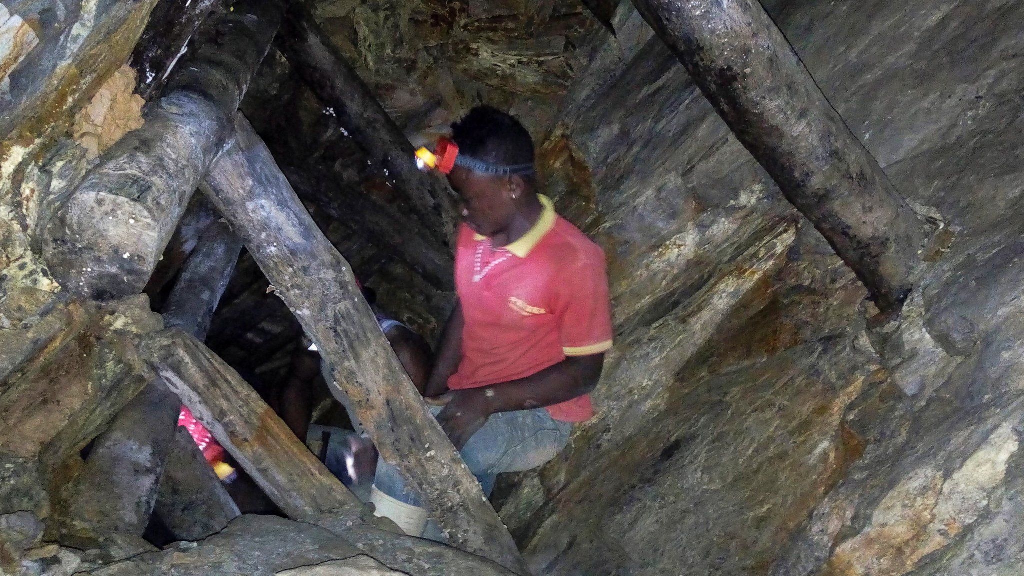 File photo: A Congolese miner works at an artisanal gold mine near Kamituga in the east of the Democratic Republic of Congo, August 1, 2018
