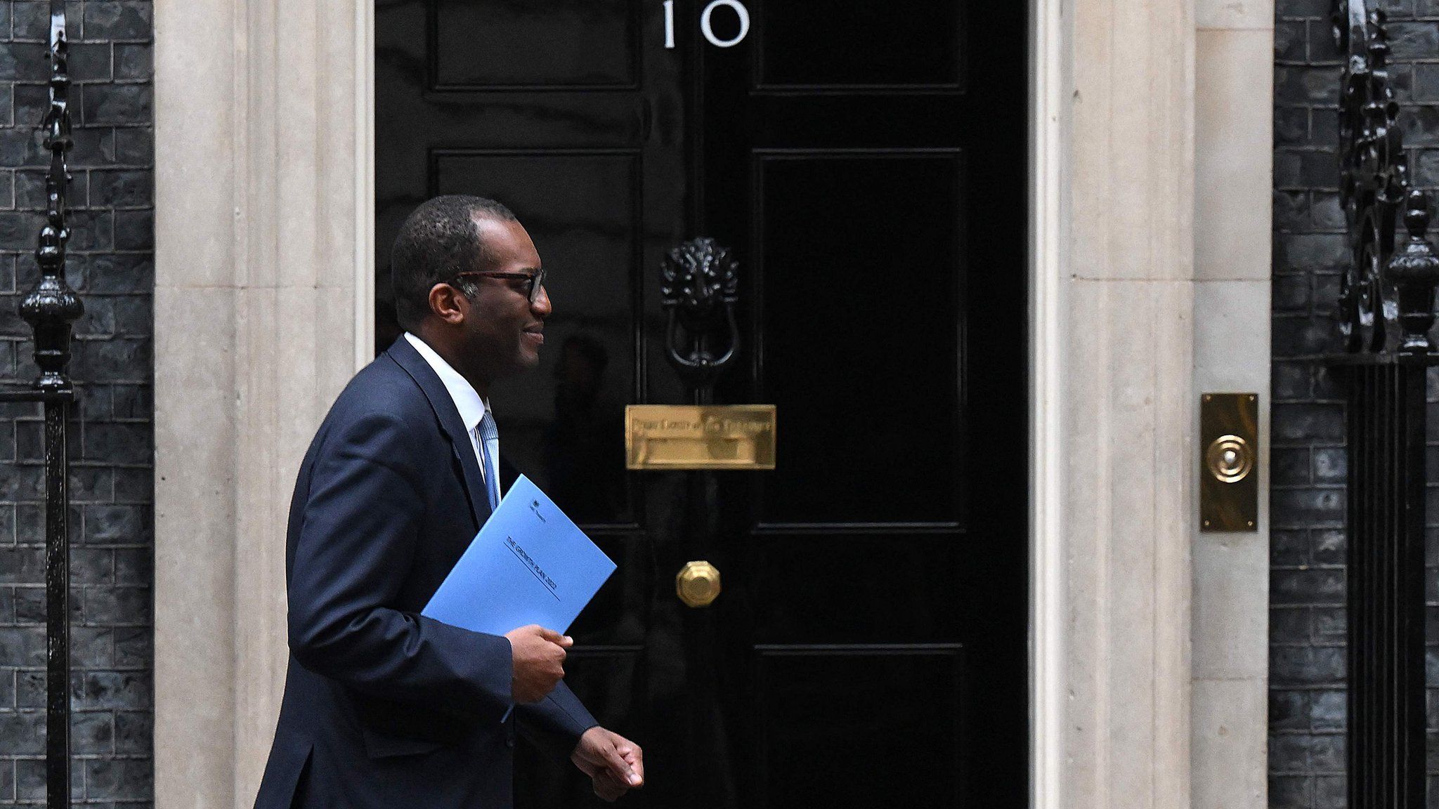 Chancellor Kwasi Kwarteng walks past the No 10 front door