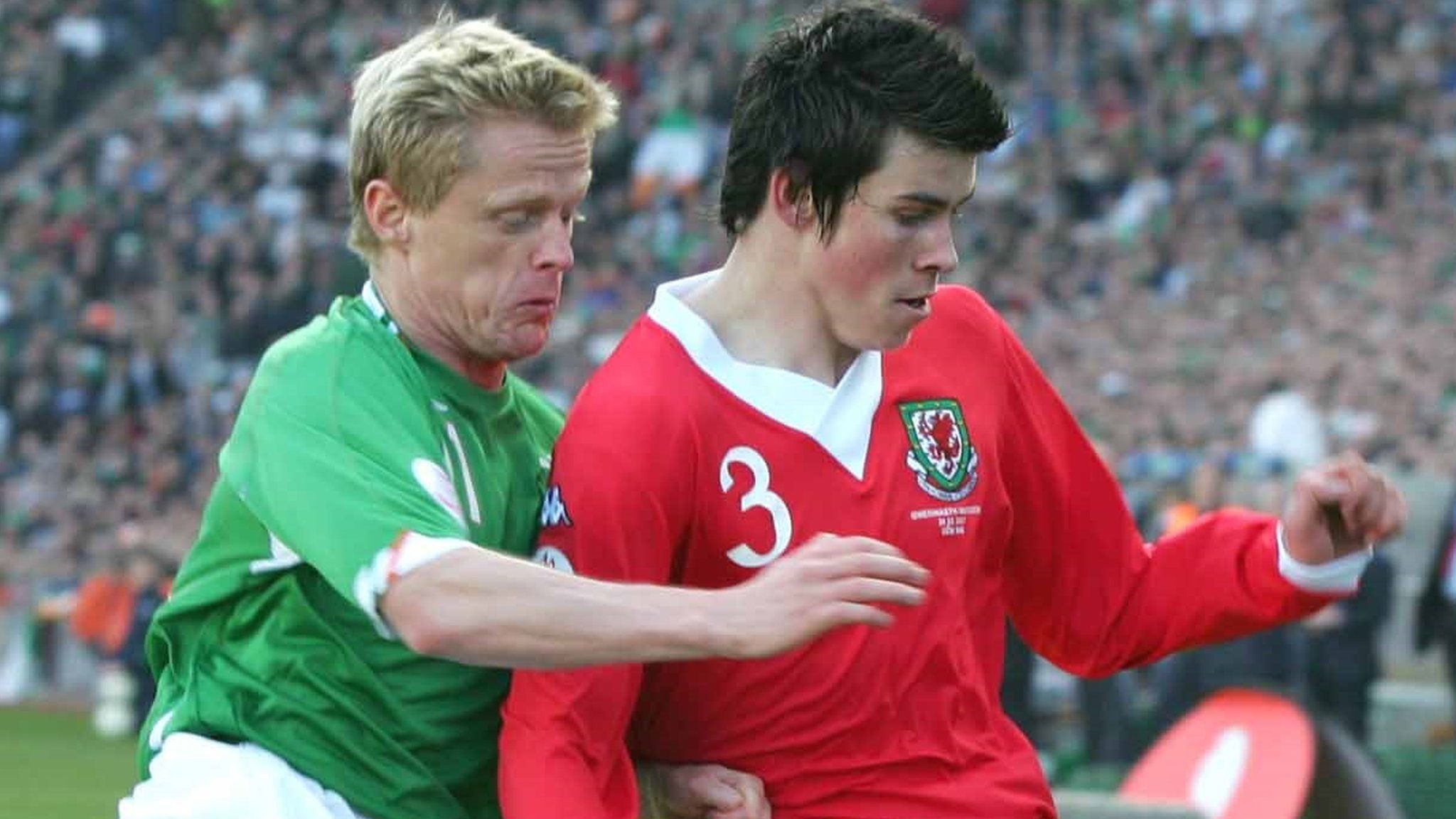 Ireland's Damien Duff battles for the ball with Gareth Bale of Wales in 2007