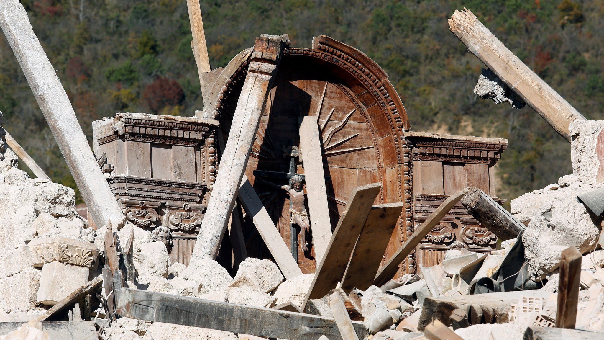 Распятие видно в разрушенной церкви Сан-Сальваторе в деревне Кампи недалеко от Норчи после землетрясения в центральной Италии (31 октября 2016 г.)