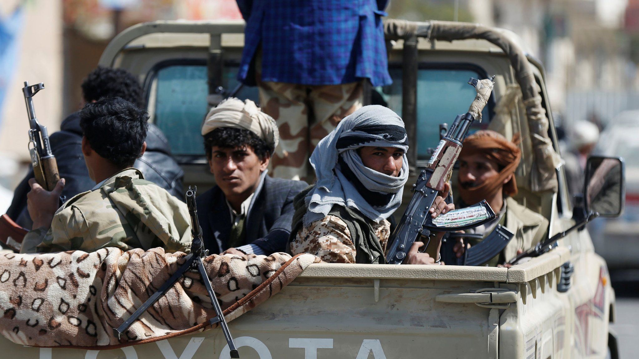 Rebel Houthi fighters sit in a vehicle in Sanaa, Yemen (4 December 2017)