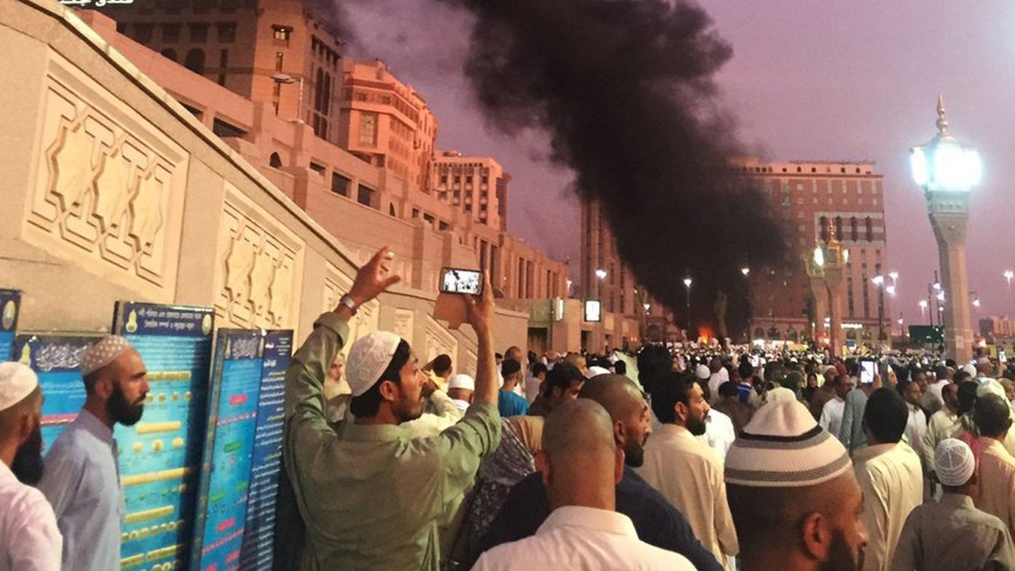 Crowd near scene of Medina explosion (04/07/16)